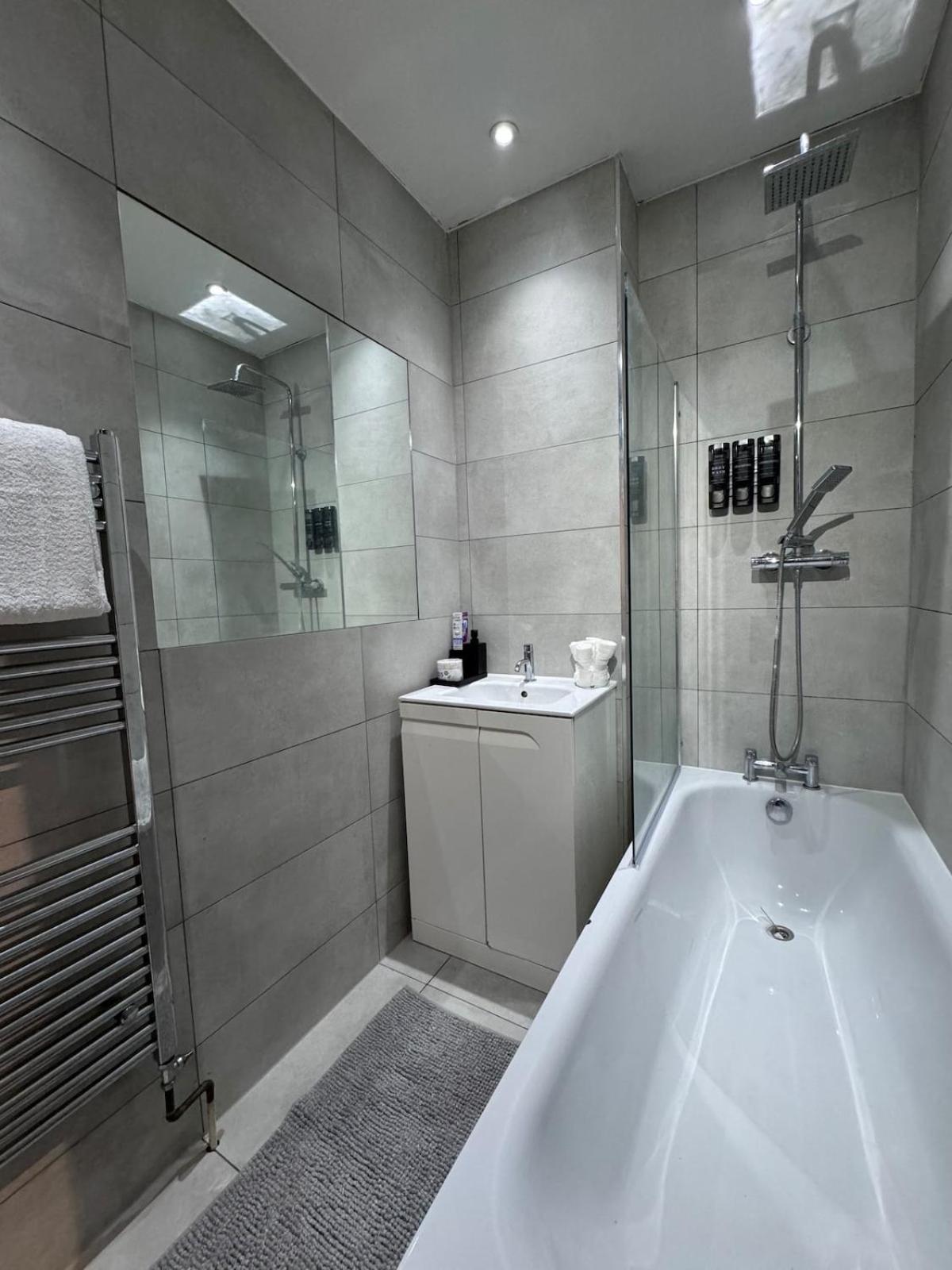 Stylish 2-bed Garden Flat, 5 Mins To Brixton Londen