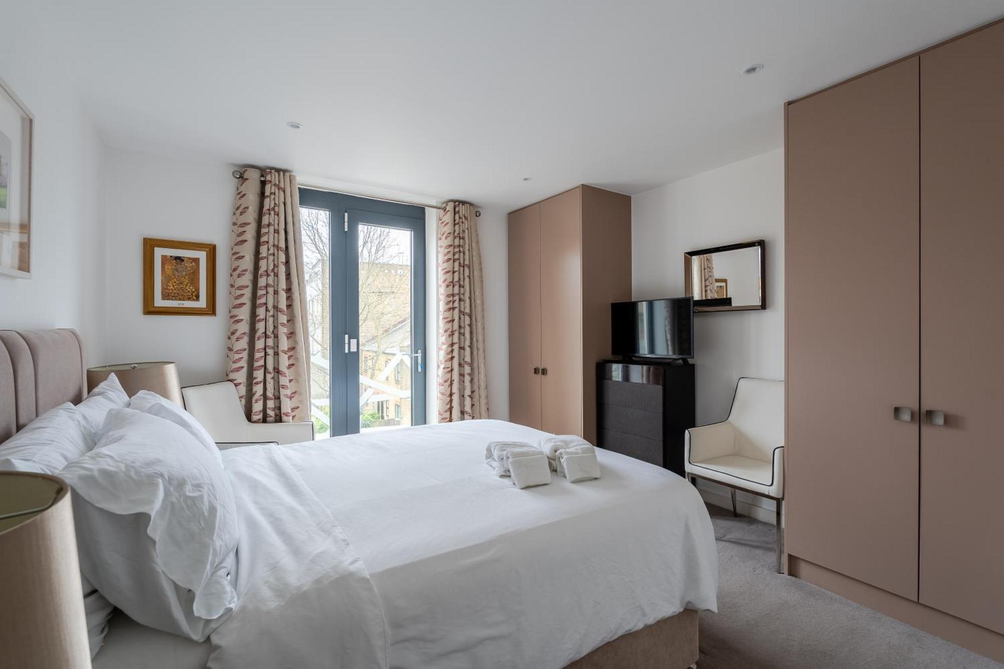 Modern, Stylishly Furnished Apartment, With Wrap Around Balcony In Notting Hill *