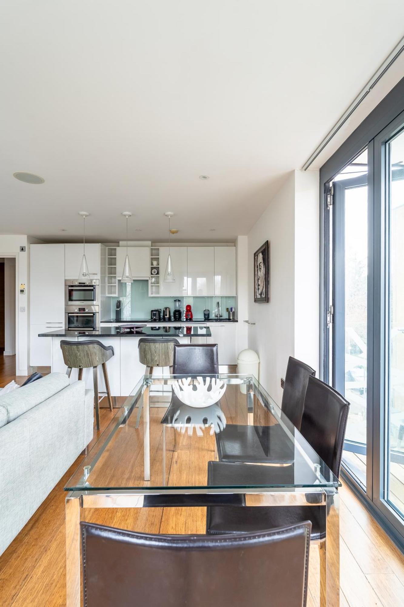 Modern, Stylishly Furnished Apartment, With Wrap Around Balcony In Notting Hill Appartement Londres
