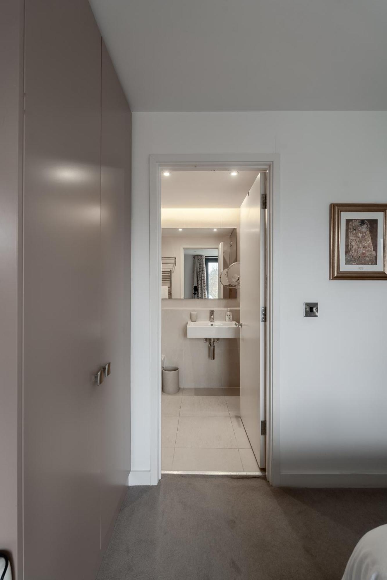 Modern, Stylishly Furnished Apartment, With Wrap Around Balcony In Notting Hill