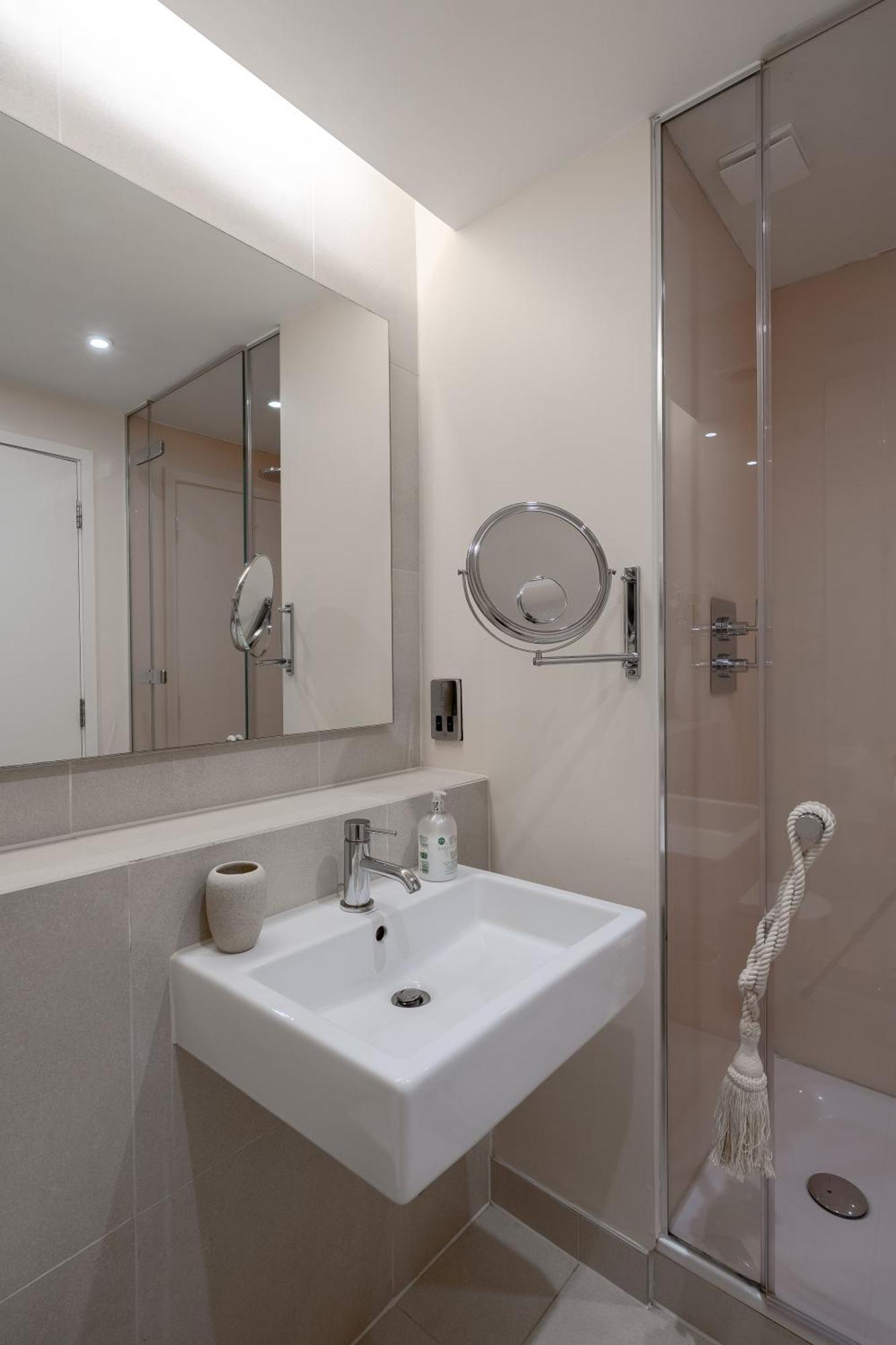 Modern, Stylishly Furnished Apartment, With Wrap Around Balcony In Notting Hill