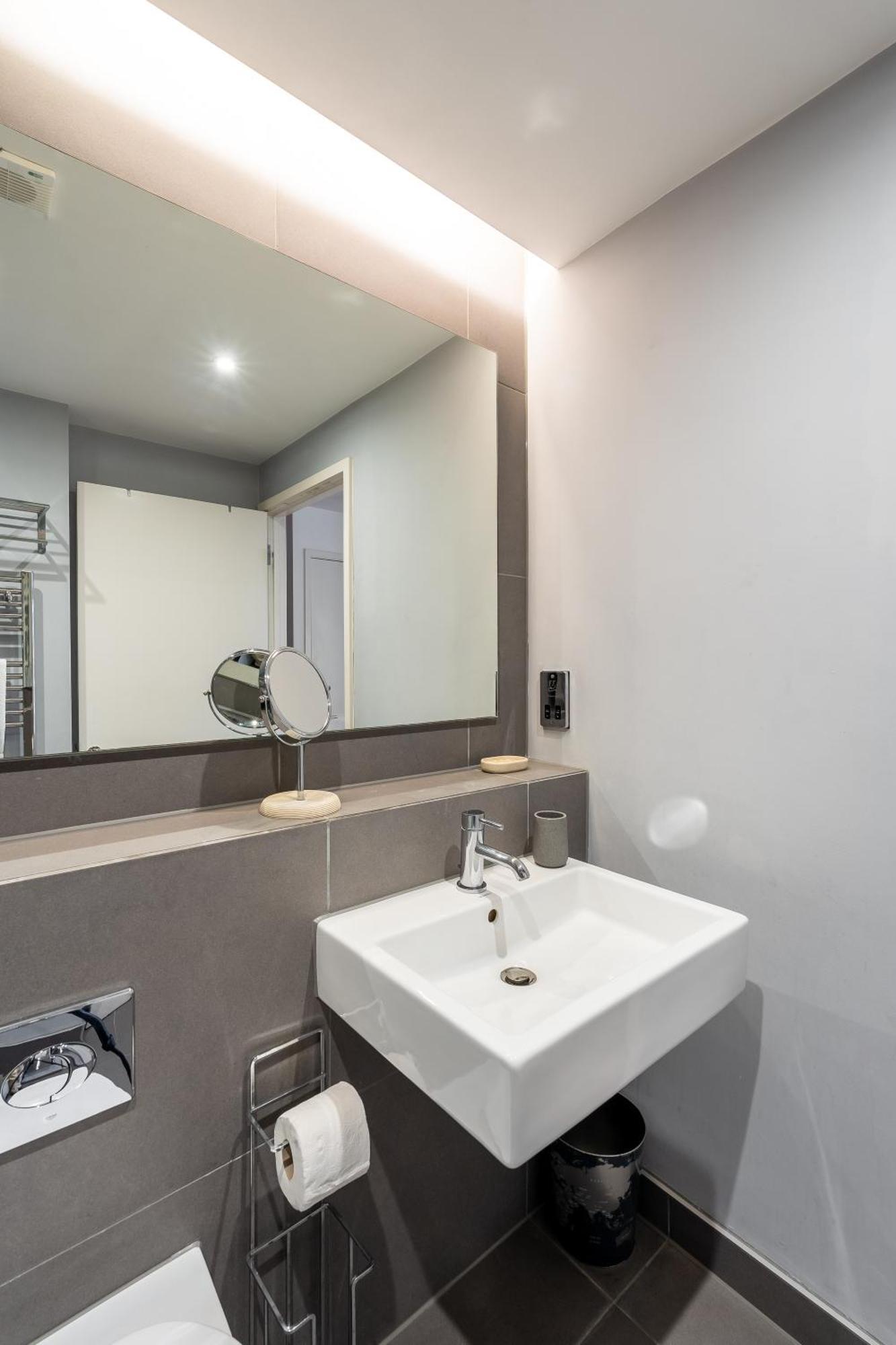 Appartement Modern, Stylishly Furnished Apartment, With Wrap Around Balcony In Notting Hill