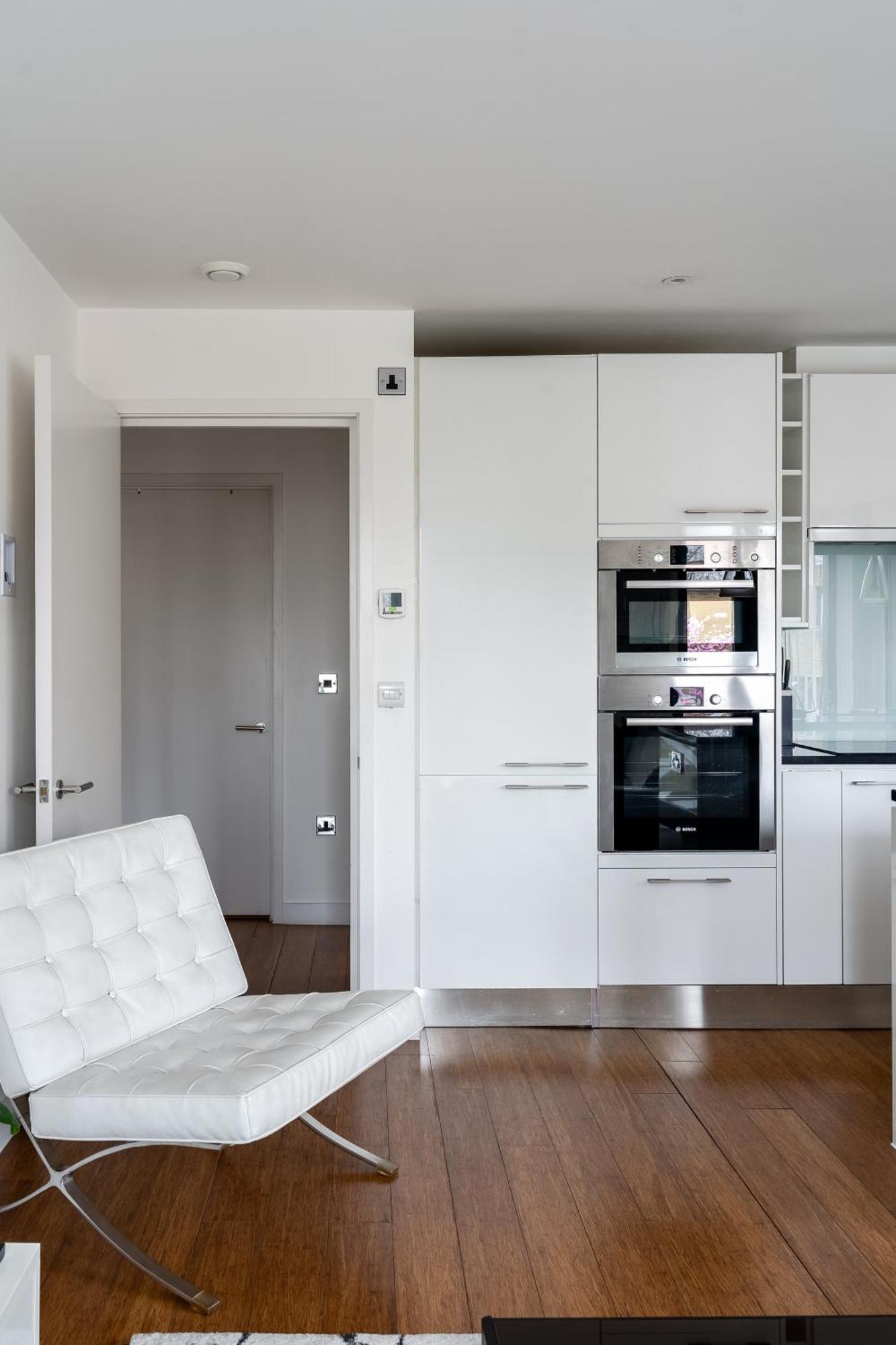 Modern, Stylishly Furnished Apartment, With Wrap Around Balcony In Notting Hill Londres