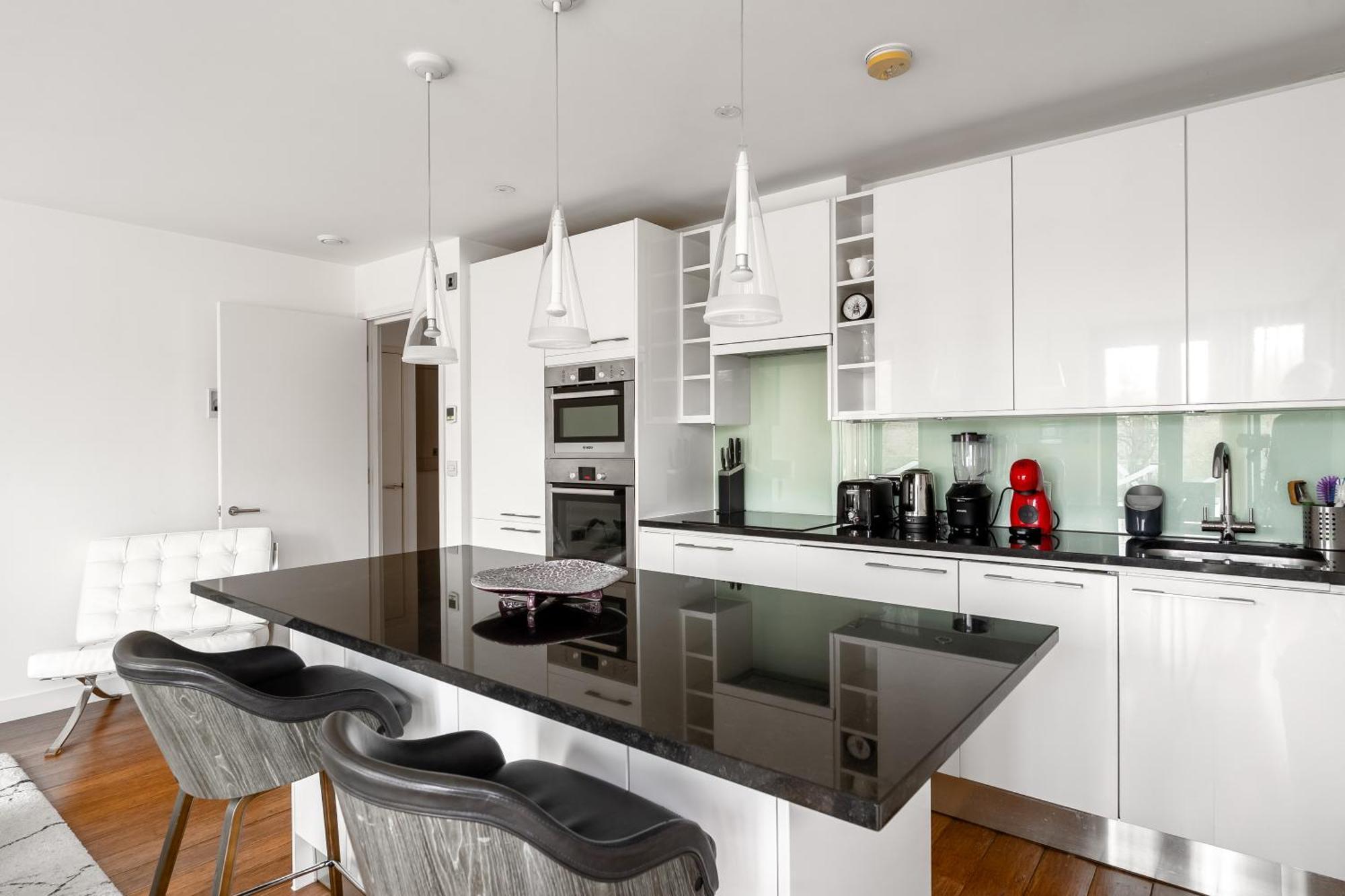 Modern, Stylishly Furnished Apartment, With Wrap Around Balcony In Notting Hill Londres