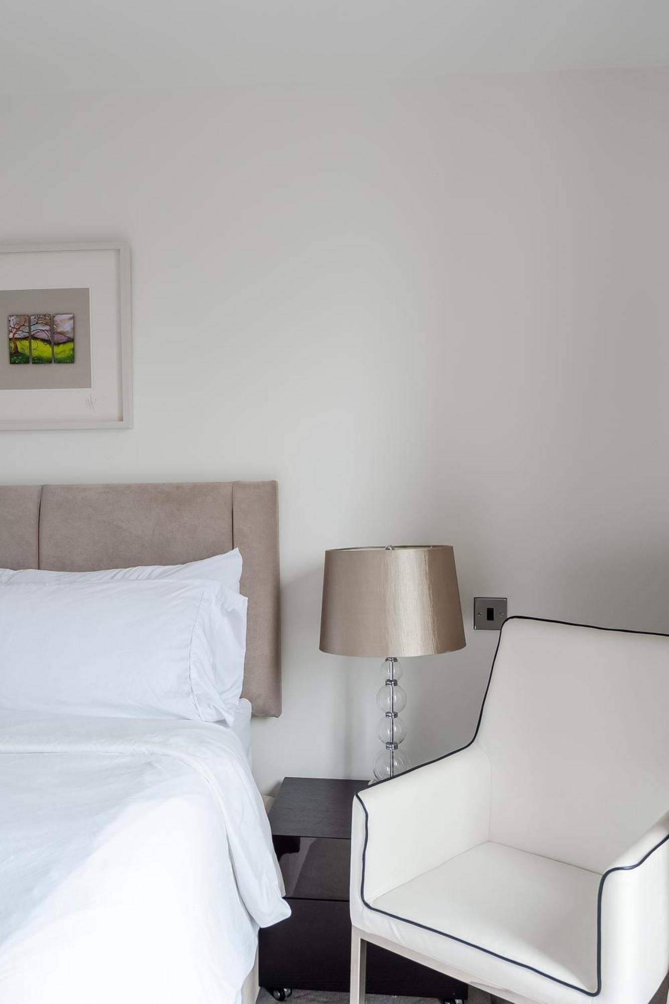 Modern, Stylishly Furnished Apartment, With Wrap Around Balcony In Notting Hill *