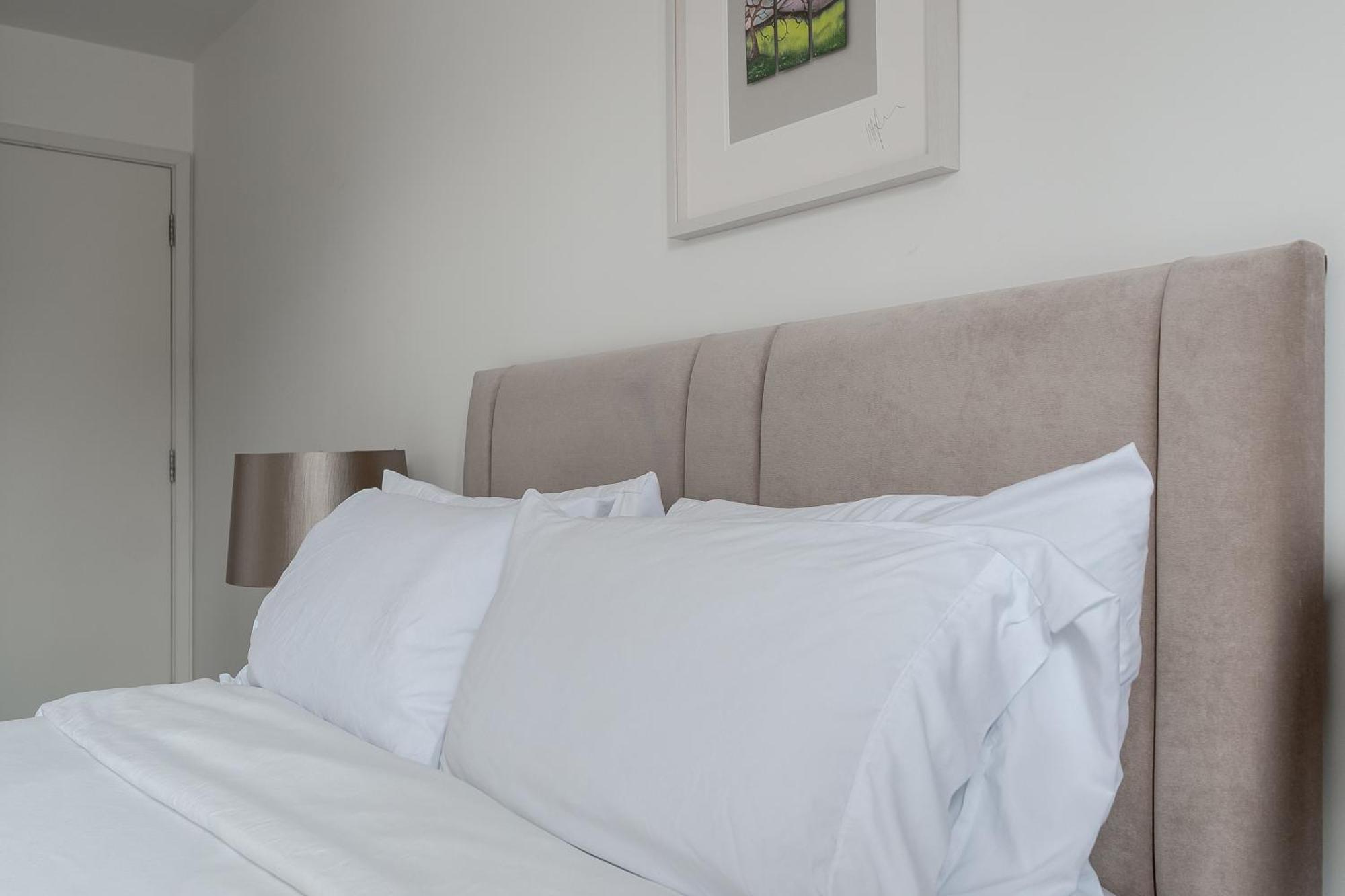 Modern, Stylishly Furnished Apartment, With Wrap Around Balcony In Notting Hill *