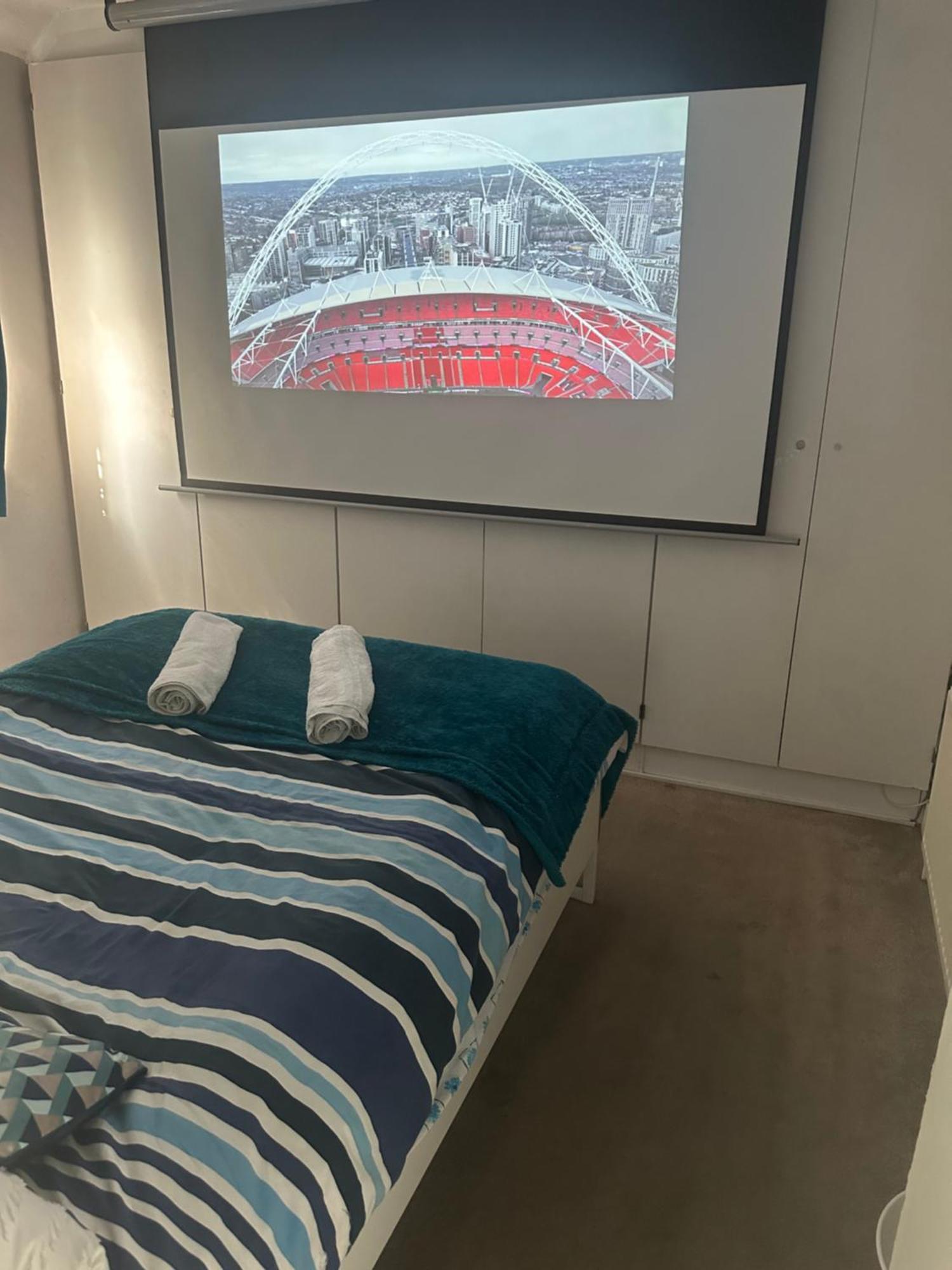 Private Cinema Minutes From Wembley Stadium Hospedagem domiciliar Londres