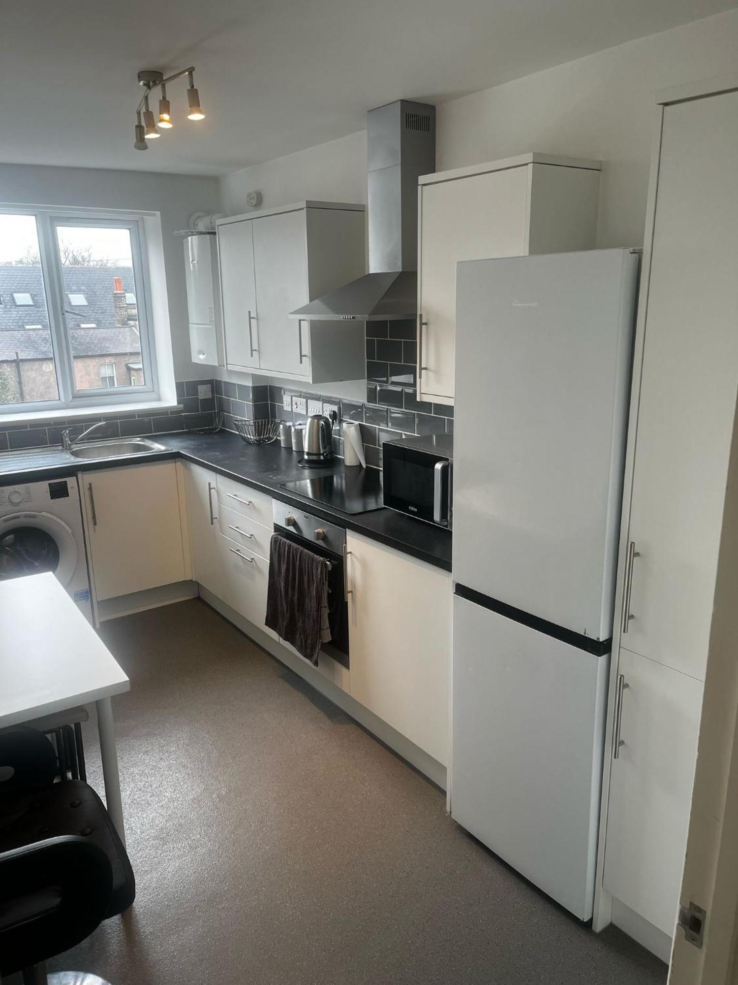 Cozy 2Br Flat , 5 Minutes From Sydenham Train Station Appartement *