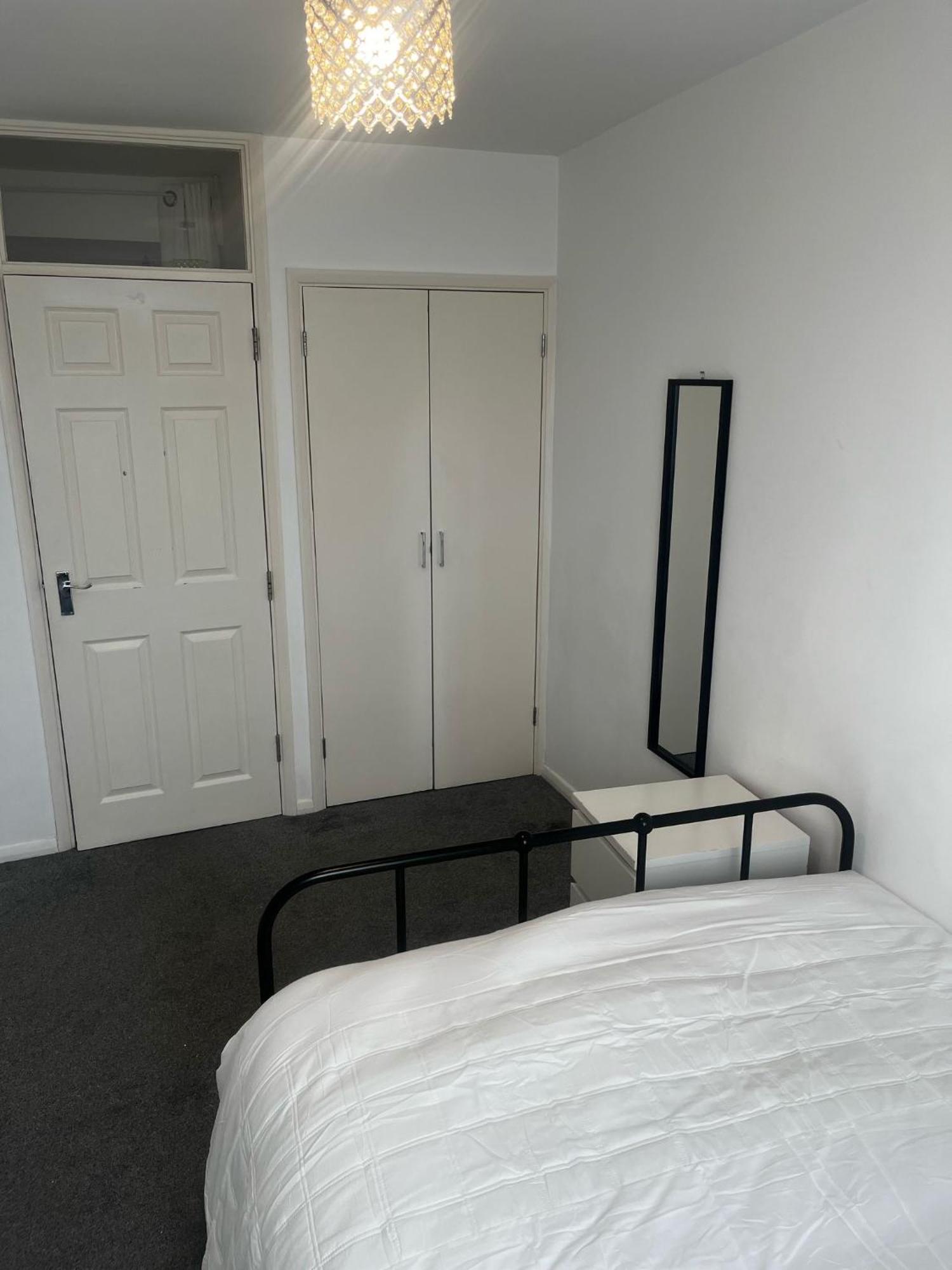 Cozy 2Br Flat , 5 Minutes From Sydenham Train Station Appartement *