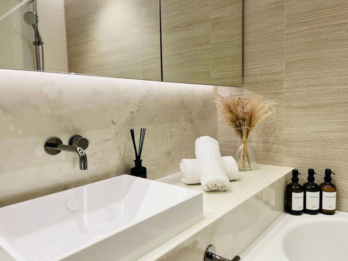 Luxury In White Living - Ideal For Family & Business Appartement *