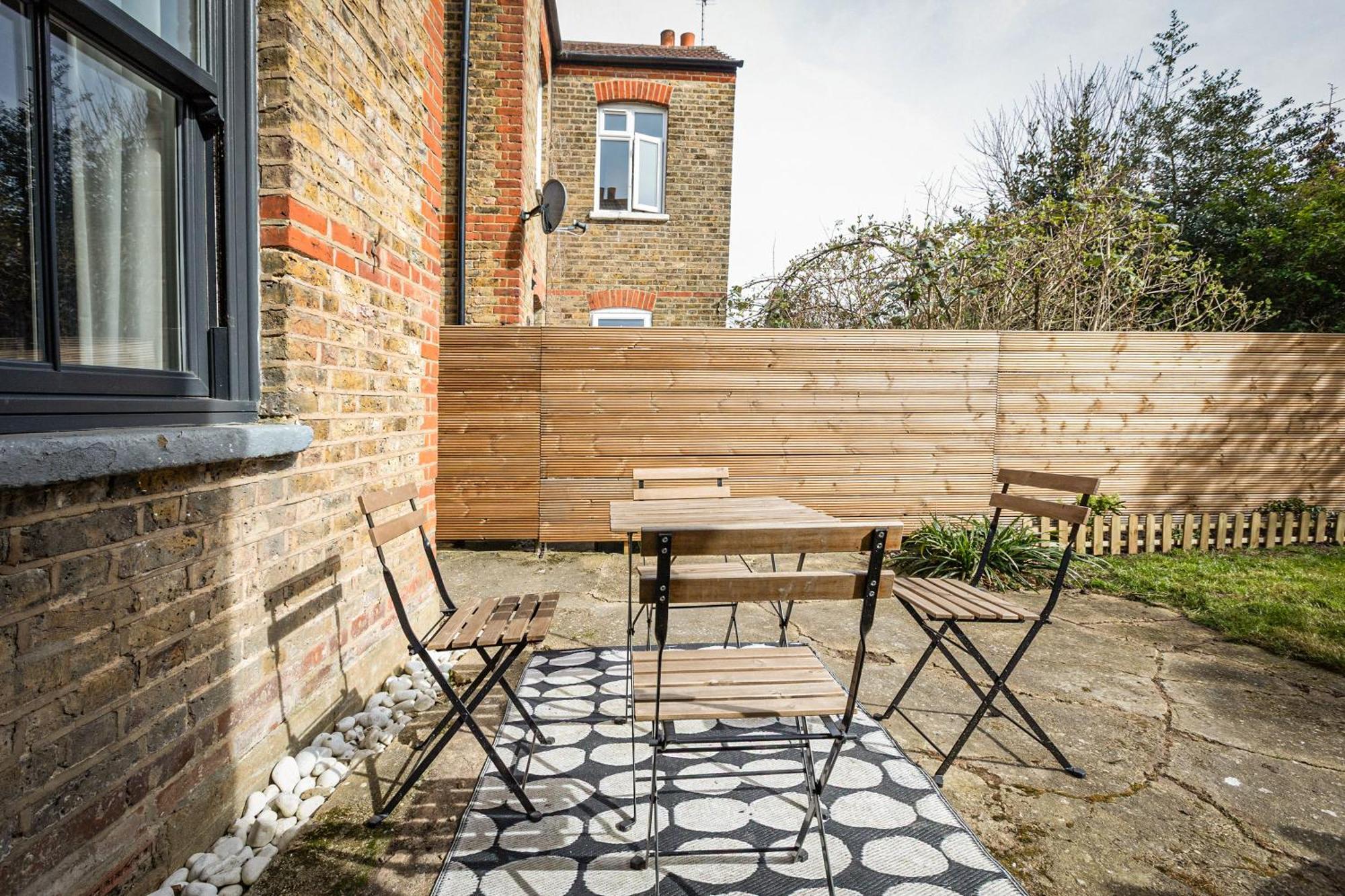 Appartement 2-br Gem In Leafy Sydenham Area With Private Garden *