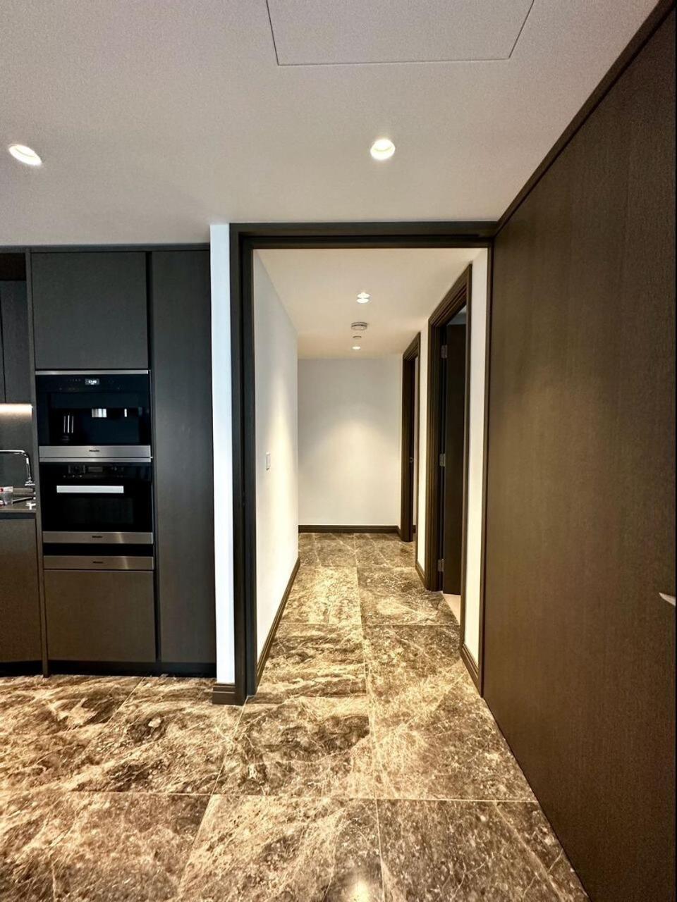 Iconic Luxury 2 Bed 2 Bath Appartement *