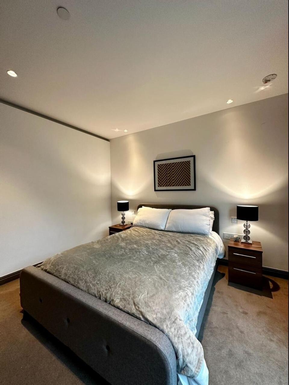 Iconic Luxury 2 Bed 2 Bath Appartement *