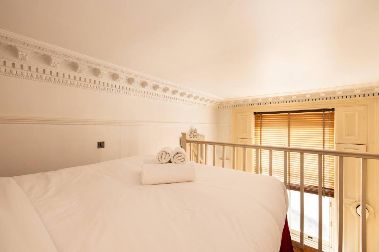 Large With Mezzanine Bed Appartement Londres