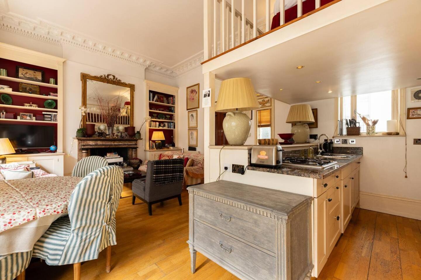 Large With Mezzanine Bed * Londres