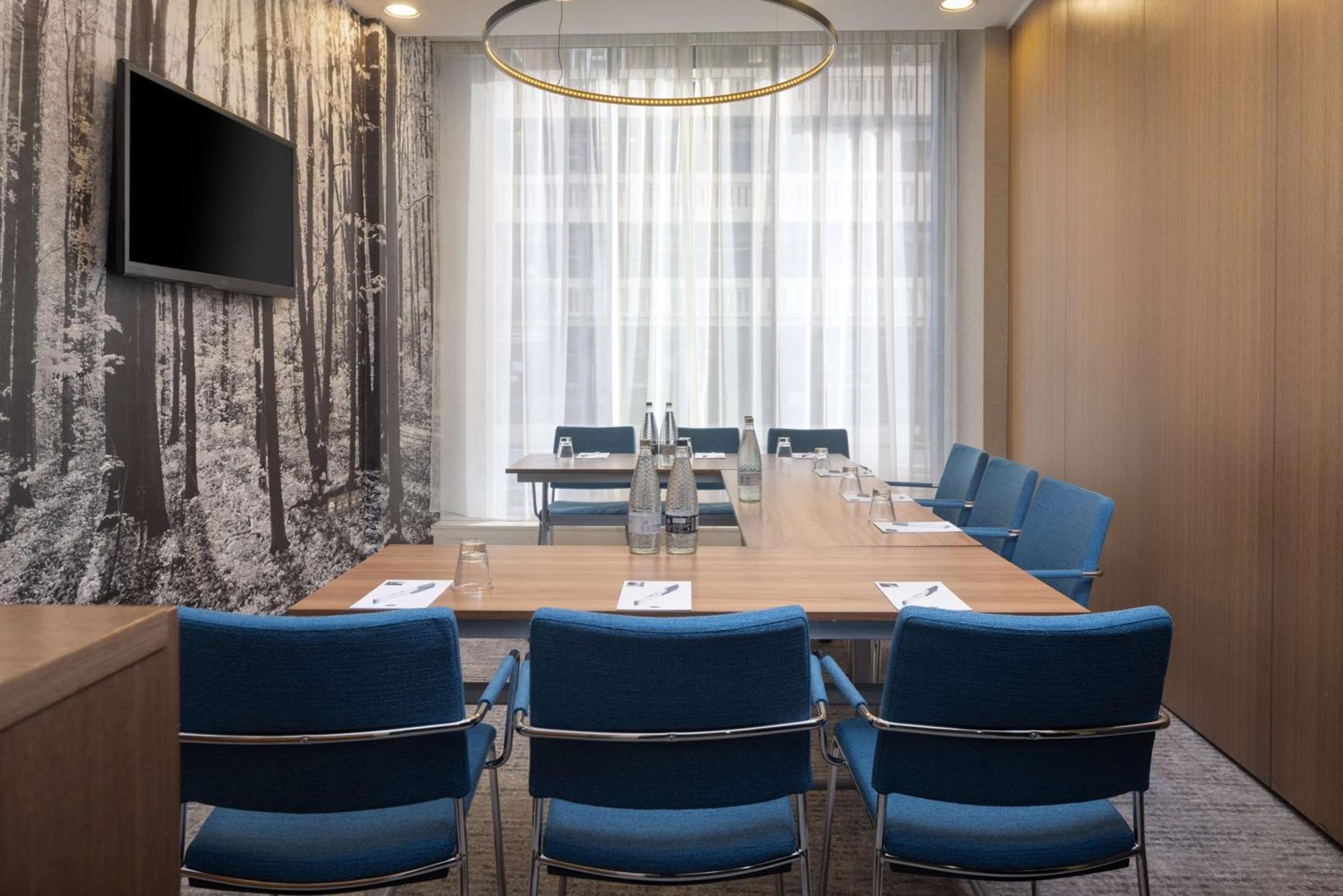 Hampton By Hilton Waterloo Hotel