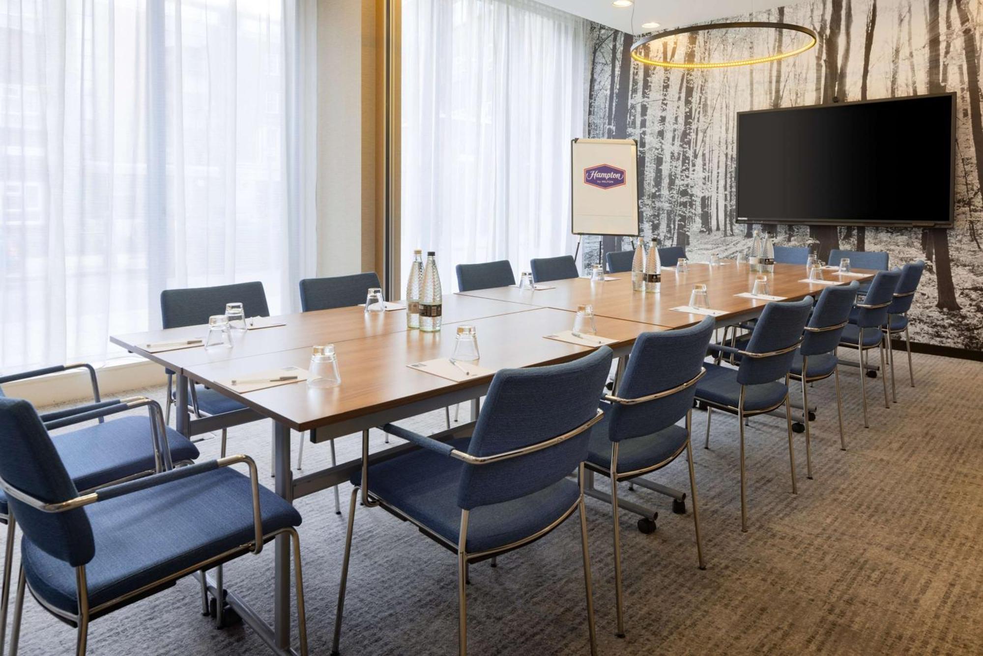 Hotel Hampton By Hilton Waterloo 3*