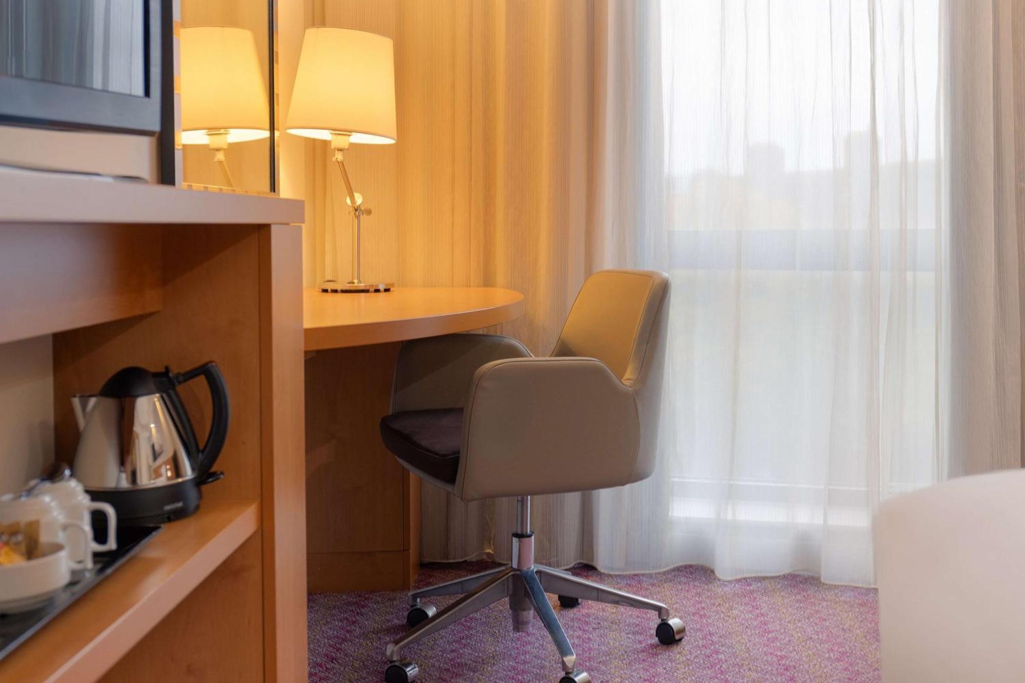 Hampton By Hilton Waterloo Hotel 3*