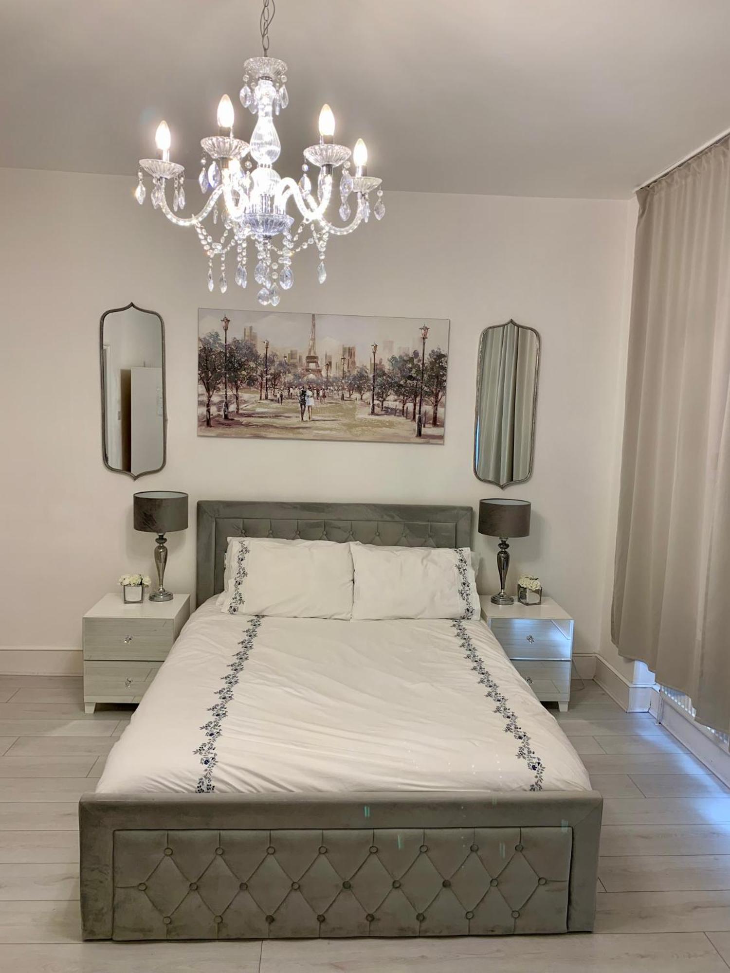 New! Supreme - Near Tube Stations Apartment London