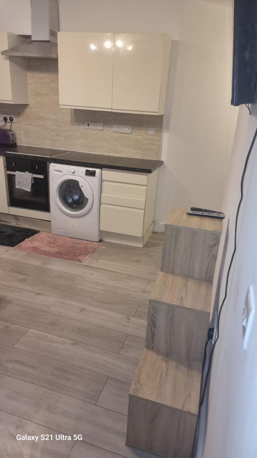 R J 2 Bedroom * Londres