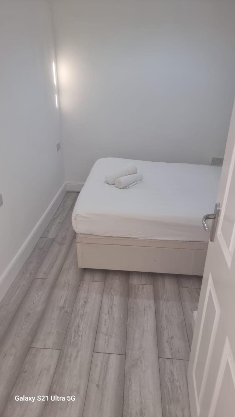 R J 2 Bedroom * Londres