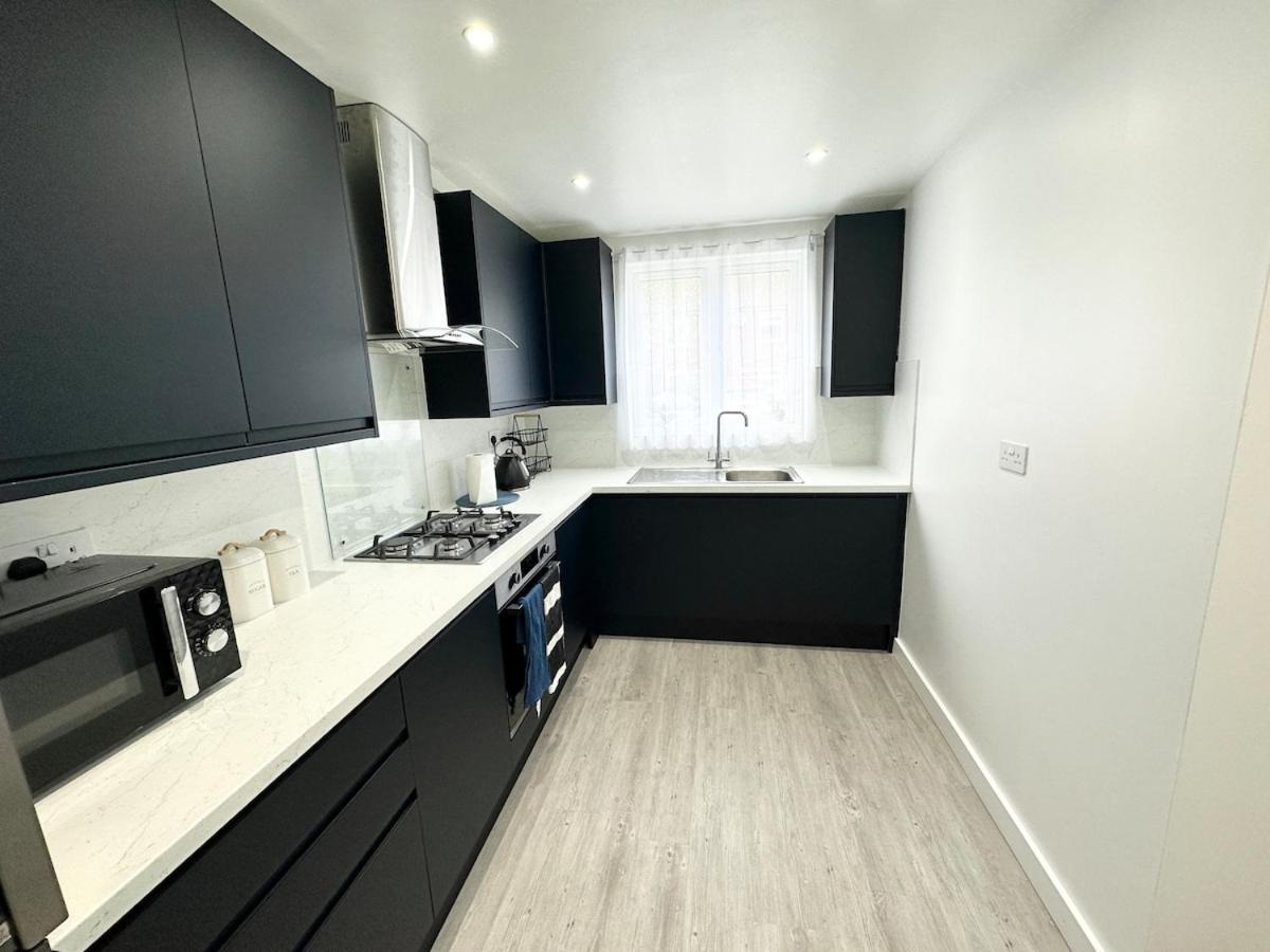 Hébergement de vacances 3bed 2bath House-free Parking-hi Speed Wifi-garden-entire Home-2mins From Train Station *