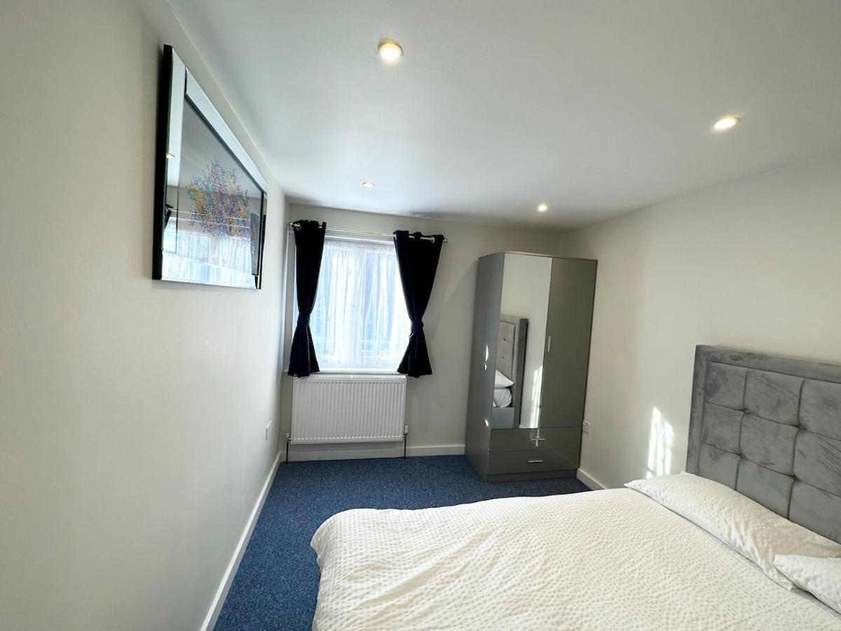 3bed 2bath House-free Parking-hi Speed Wifi-garden-entire Home-2mins From Train Station Londres