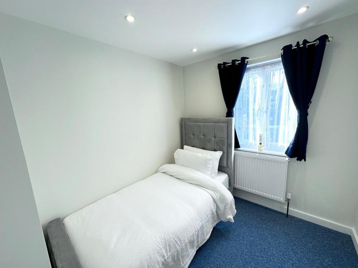 3bed 2bath House-free Parking-hi Speed Wifi-garden-entire Home-2mins From Train Station * Londres