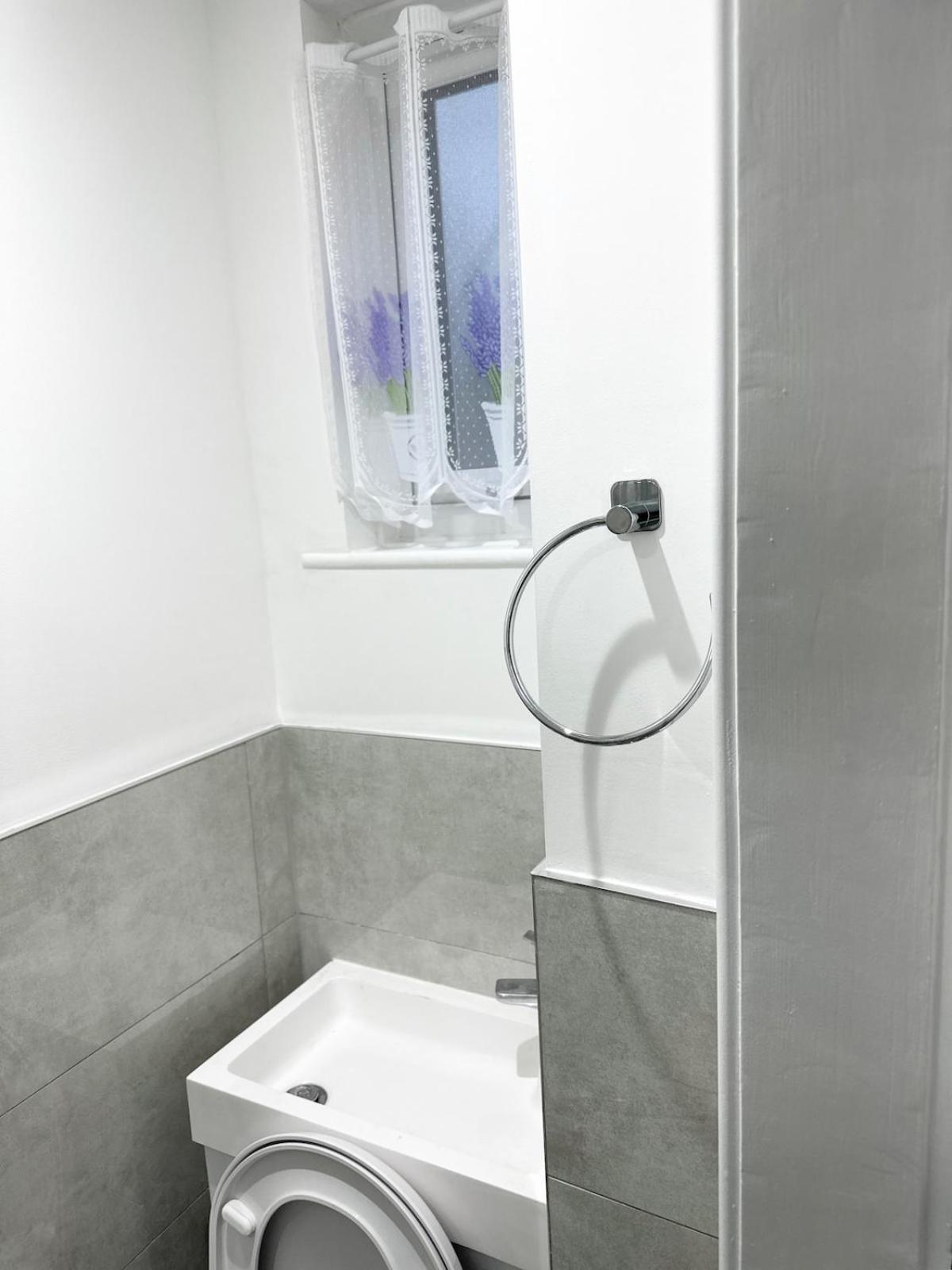3bed 2bath House-free Parking-hi Speed Wifi-garden-entire Home-2mins From Train Station * Londres