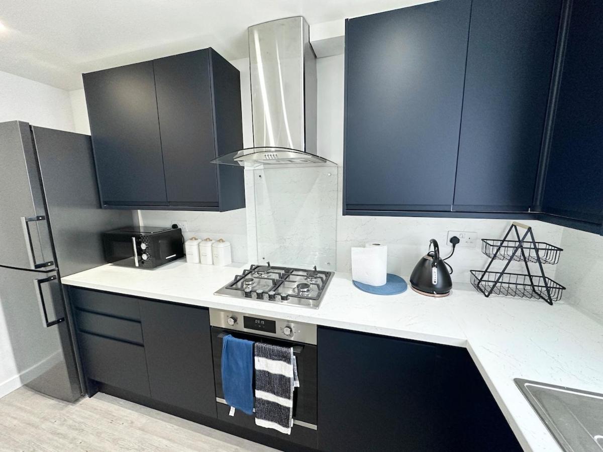 3bed 2bath House-free Parking-hi Speed Wifi-garden-entire Home-2mins From Train Station Hébergement de vacances