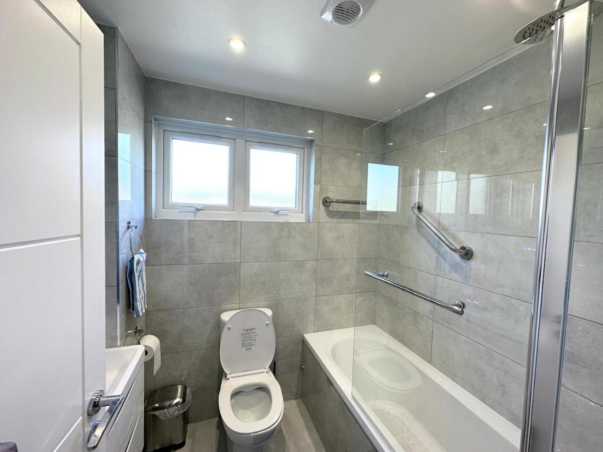 Hébergement de vacances 3bed 2bath House-free Parking-hi Speed Wifi-garden-entire Home-2mins From Train Station