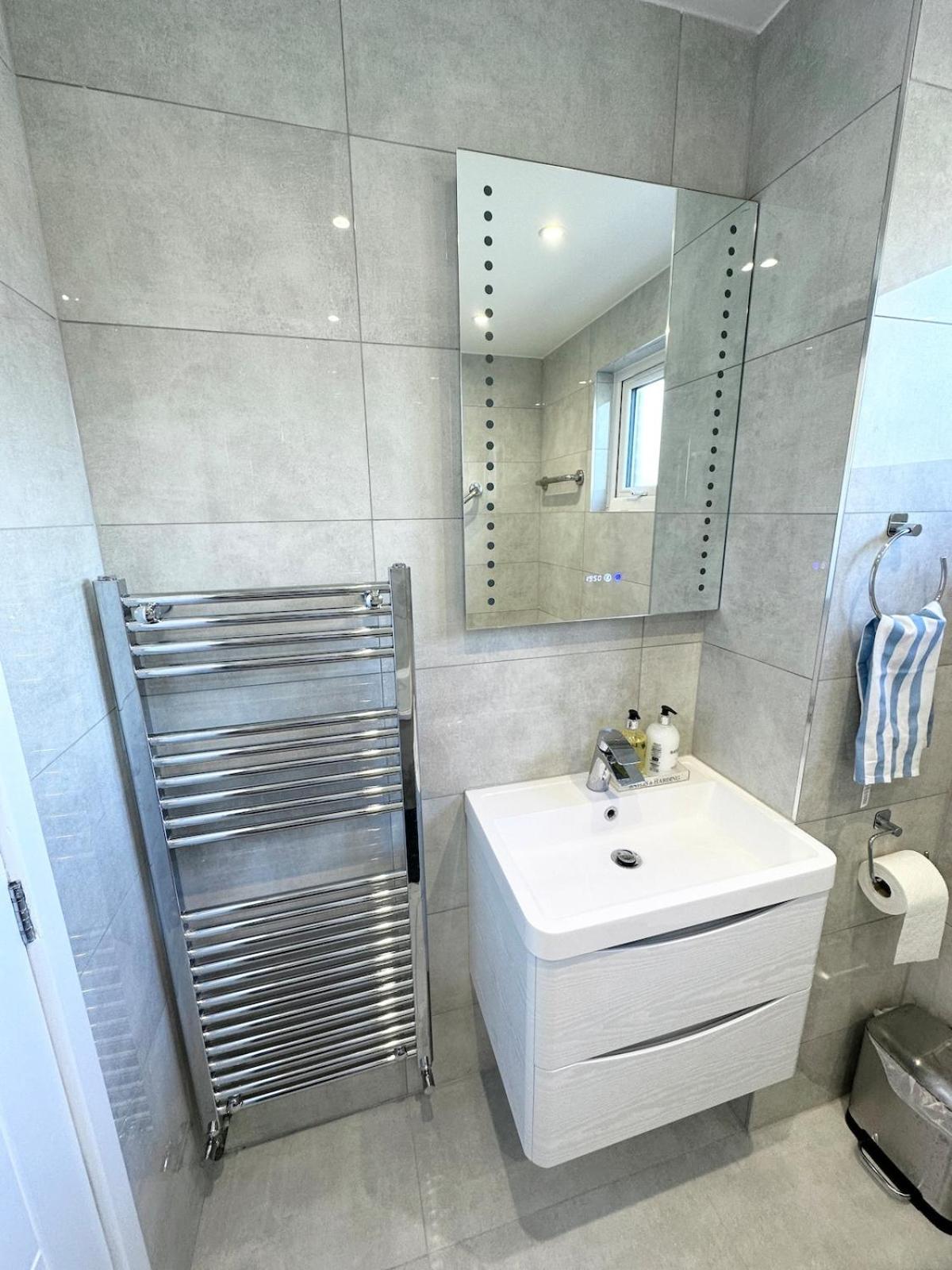3bed 2bath House-free Parking-hi Speed Wifi-garden-entire Home-2mins From Train Station * Londres