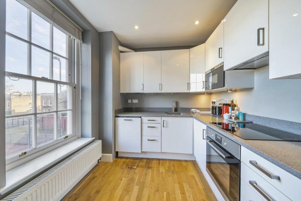 Stunning Flat Close To With Office Londres
