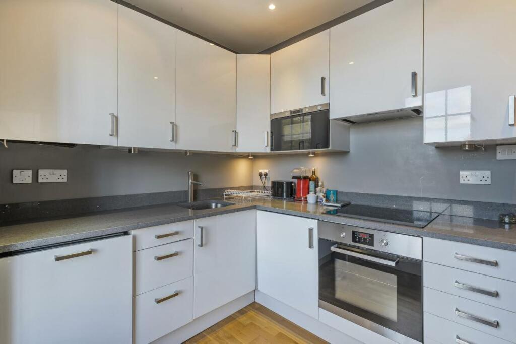 Stunning Flat Close To With Office Appartement