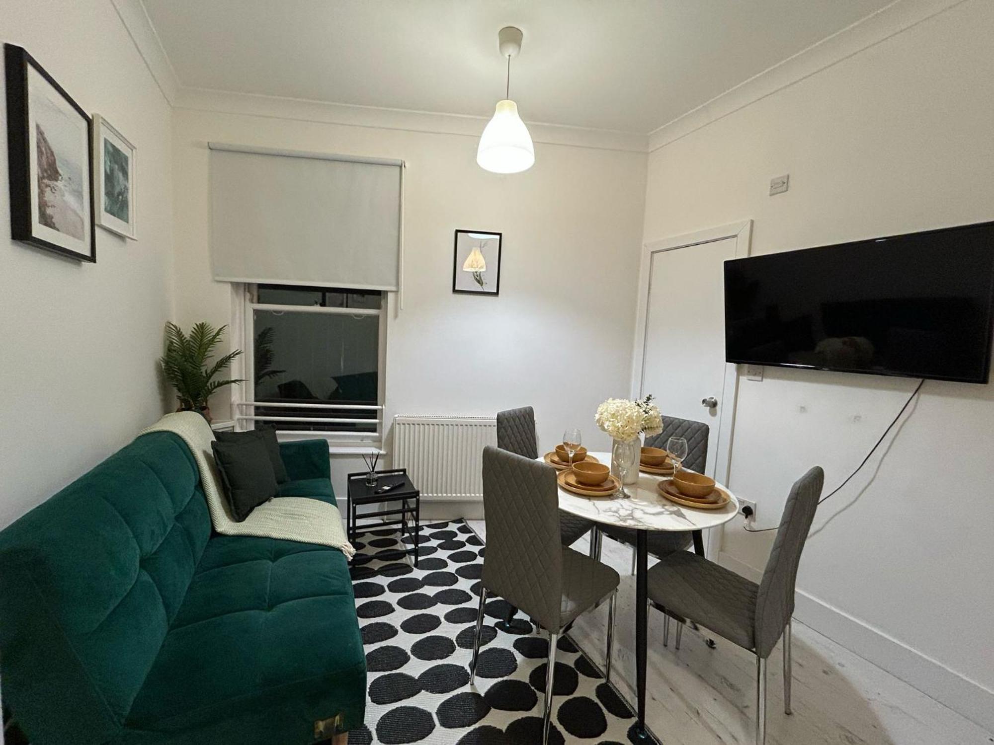 Affordable Studio, 1, 2 And 3 Bed In E14 * Londres
