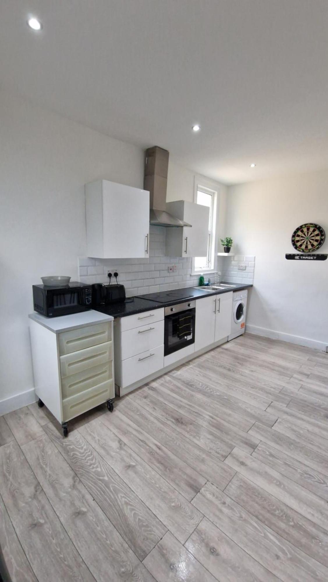 3 Bedrooms House With Parking