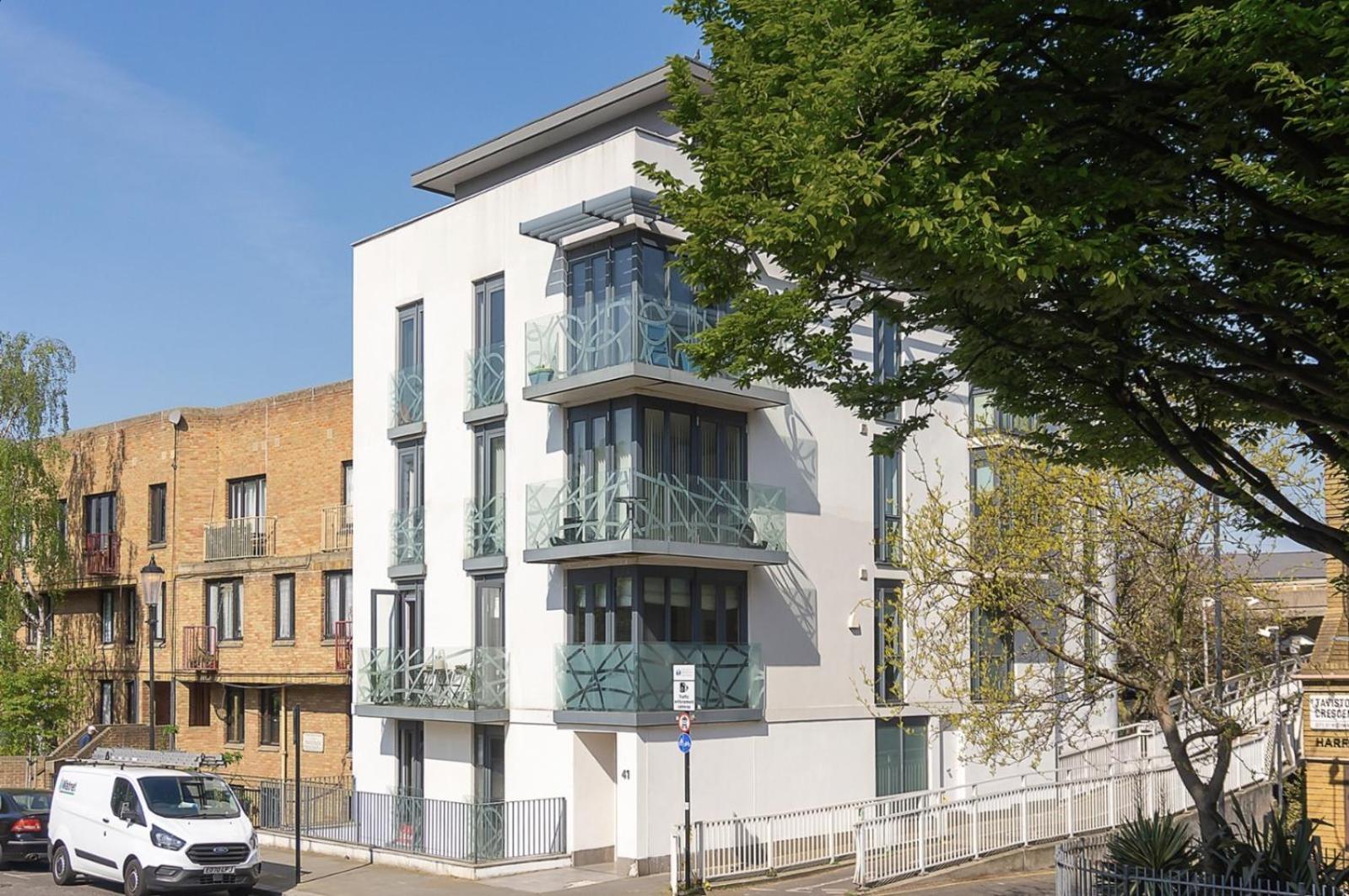 Modern, Stylishly Furnished Apartment, With Wrap Around Balcony In Notting Hill