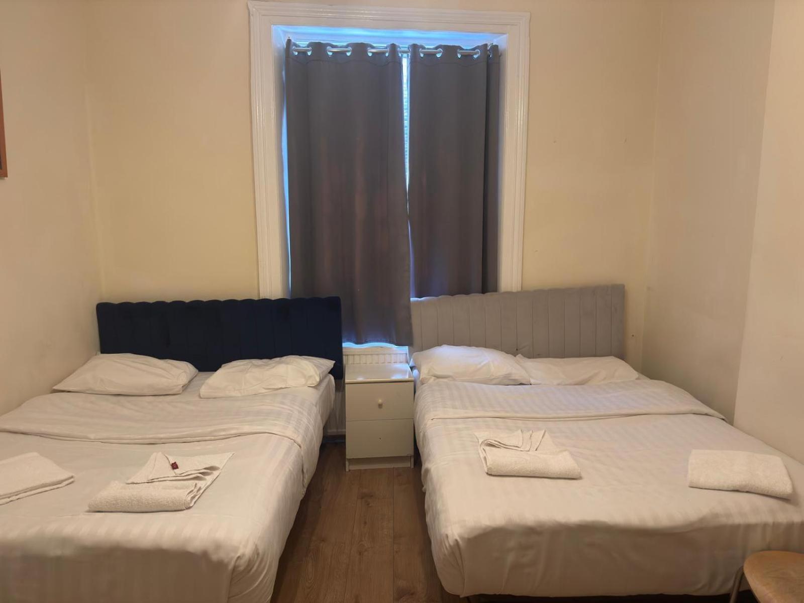 Pensión Anwar House 2*
