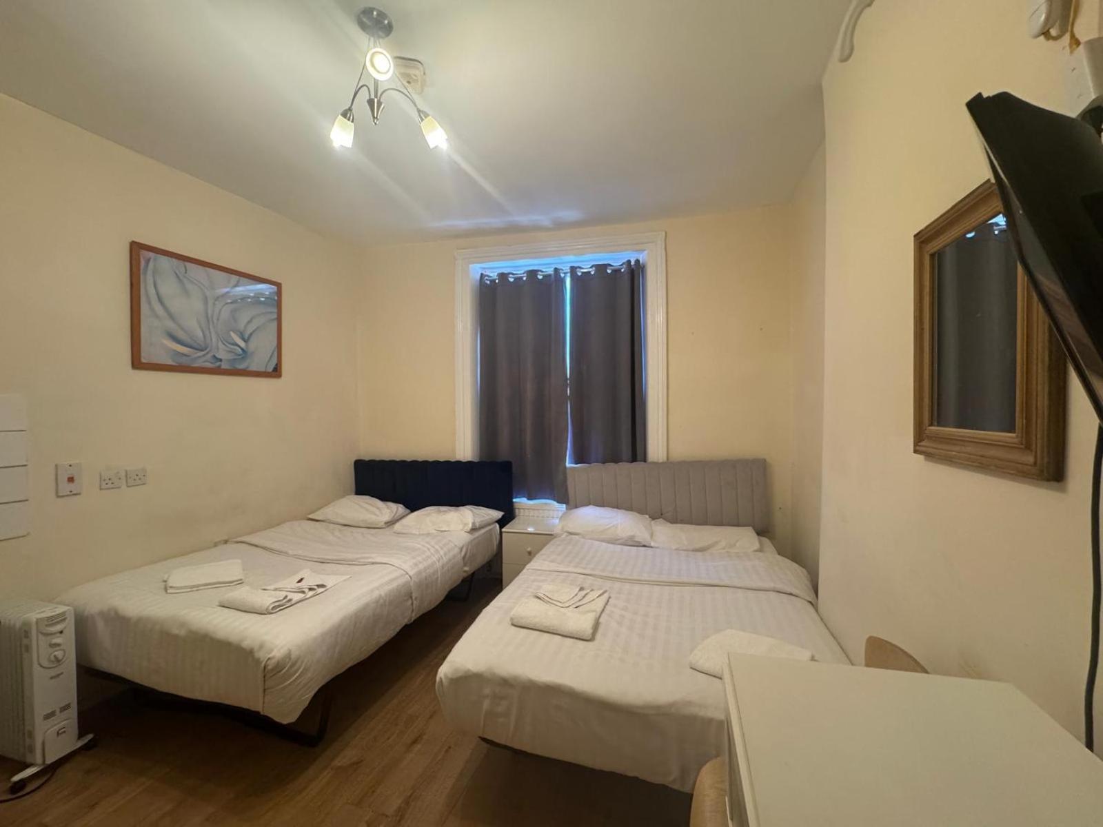 Pensión Anwar House 2*