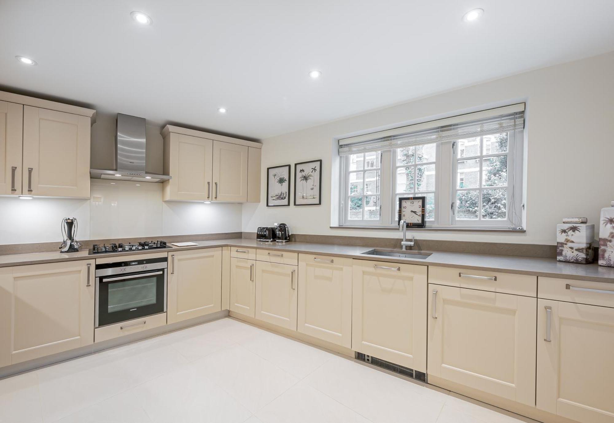 Modern 3 Bedroom Luxury House With Garage In