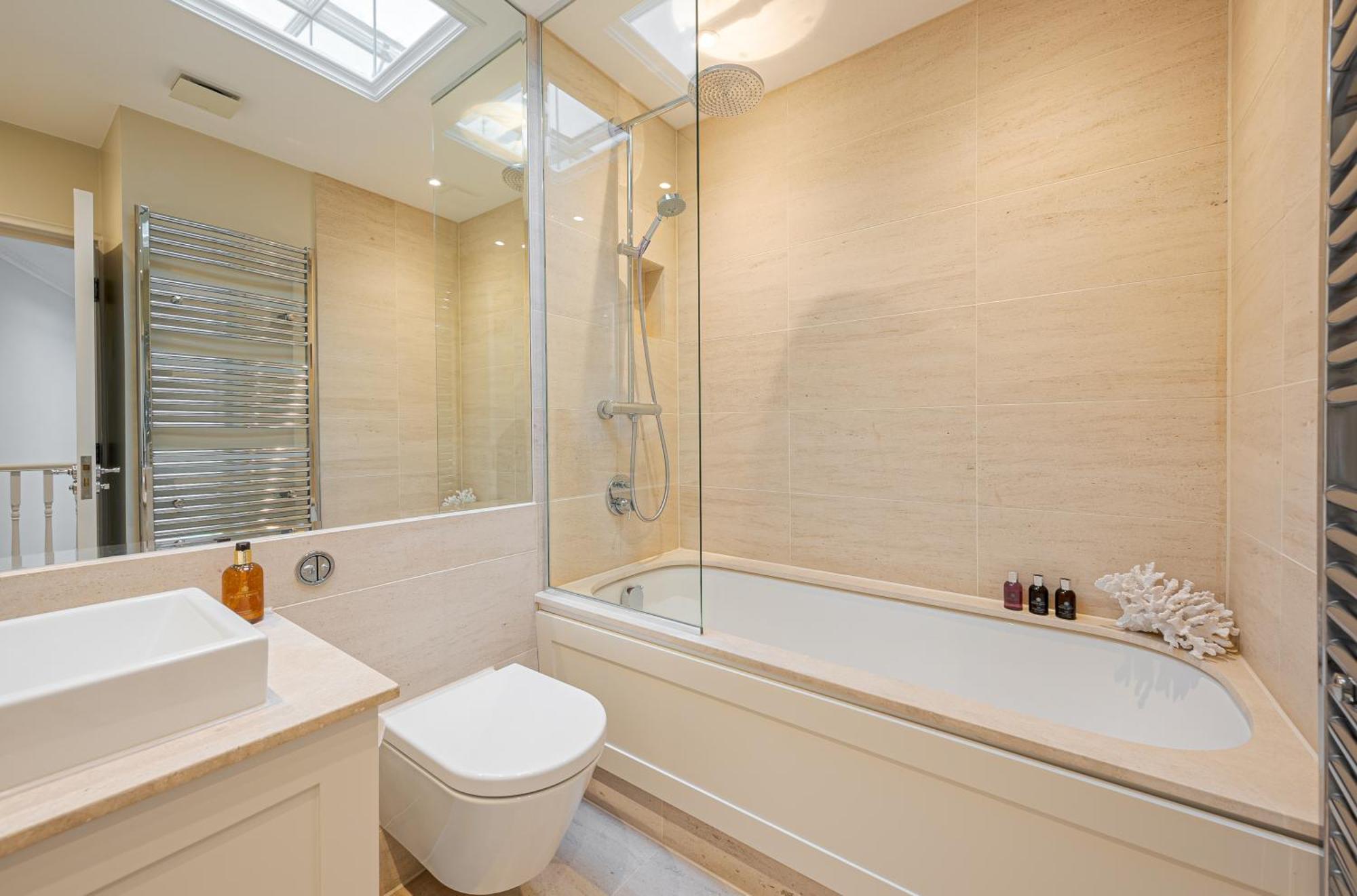 Modern 3 Bedroom Luxury House With Garage In