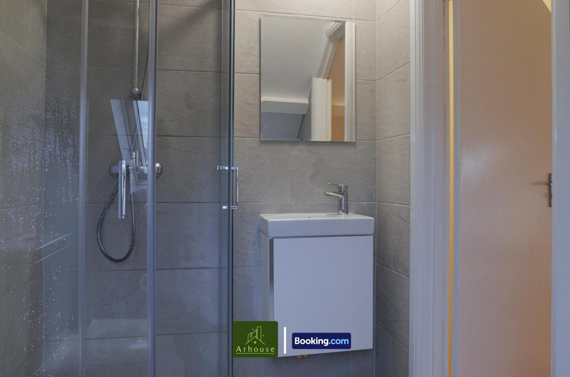 Apartment 3 Bedroom By Arhouse Short Lets & Serviced Kensal Rise With Free Wifi & Free Parking *