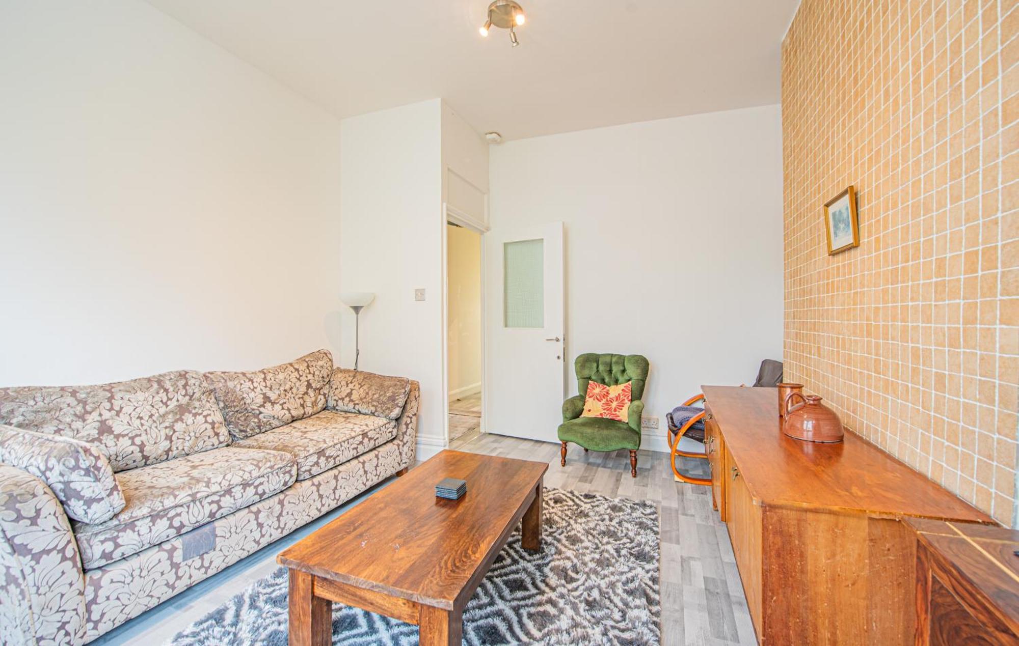 Charming Homely 3 Bedroom Flat In