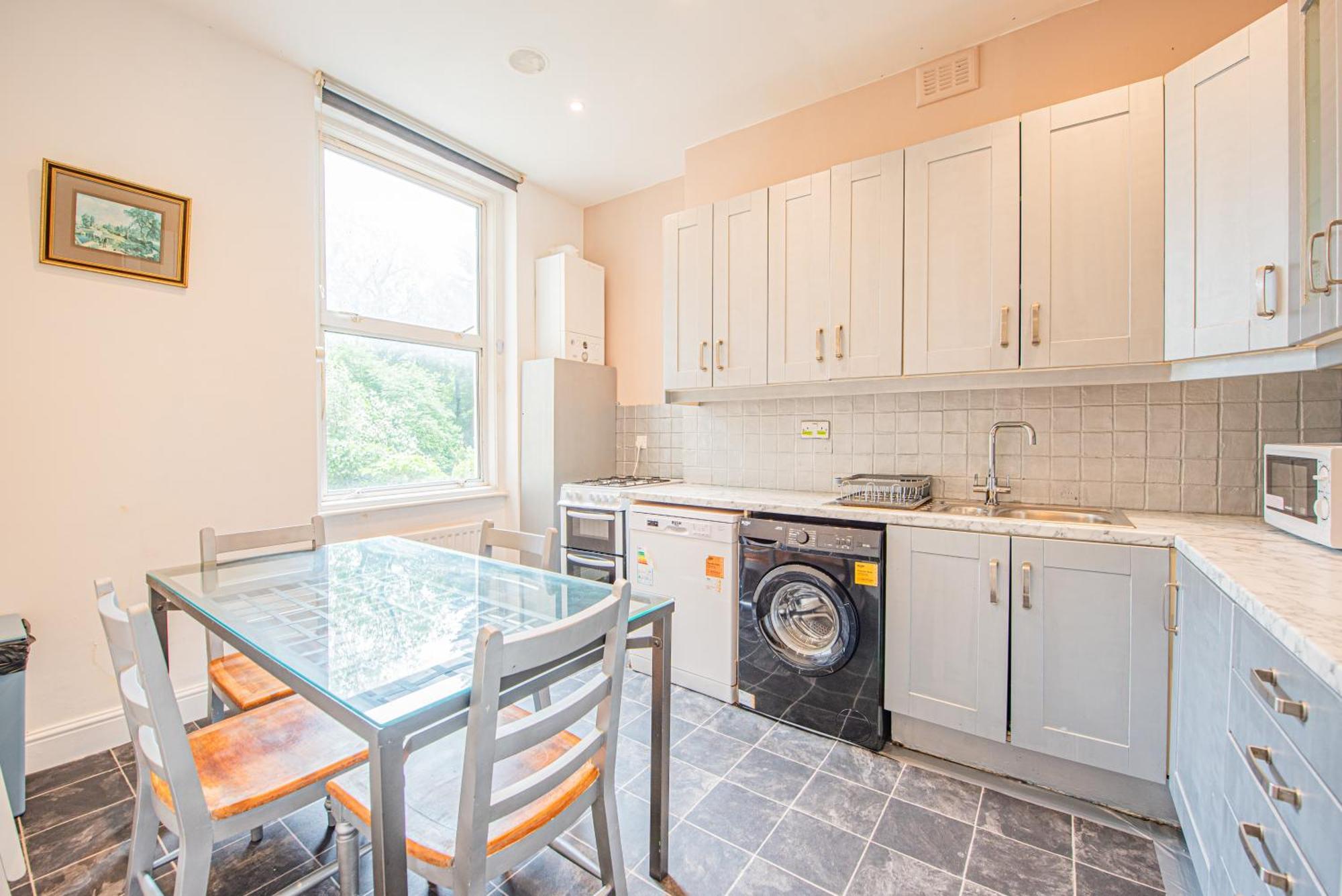 Charming Homely 3 Bedroom Flat In
