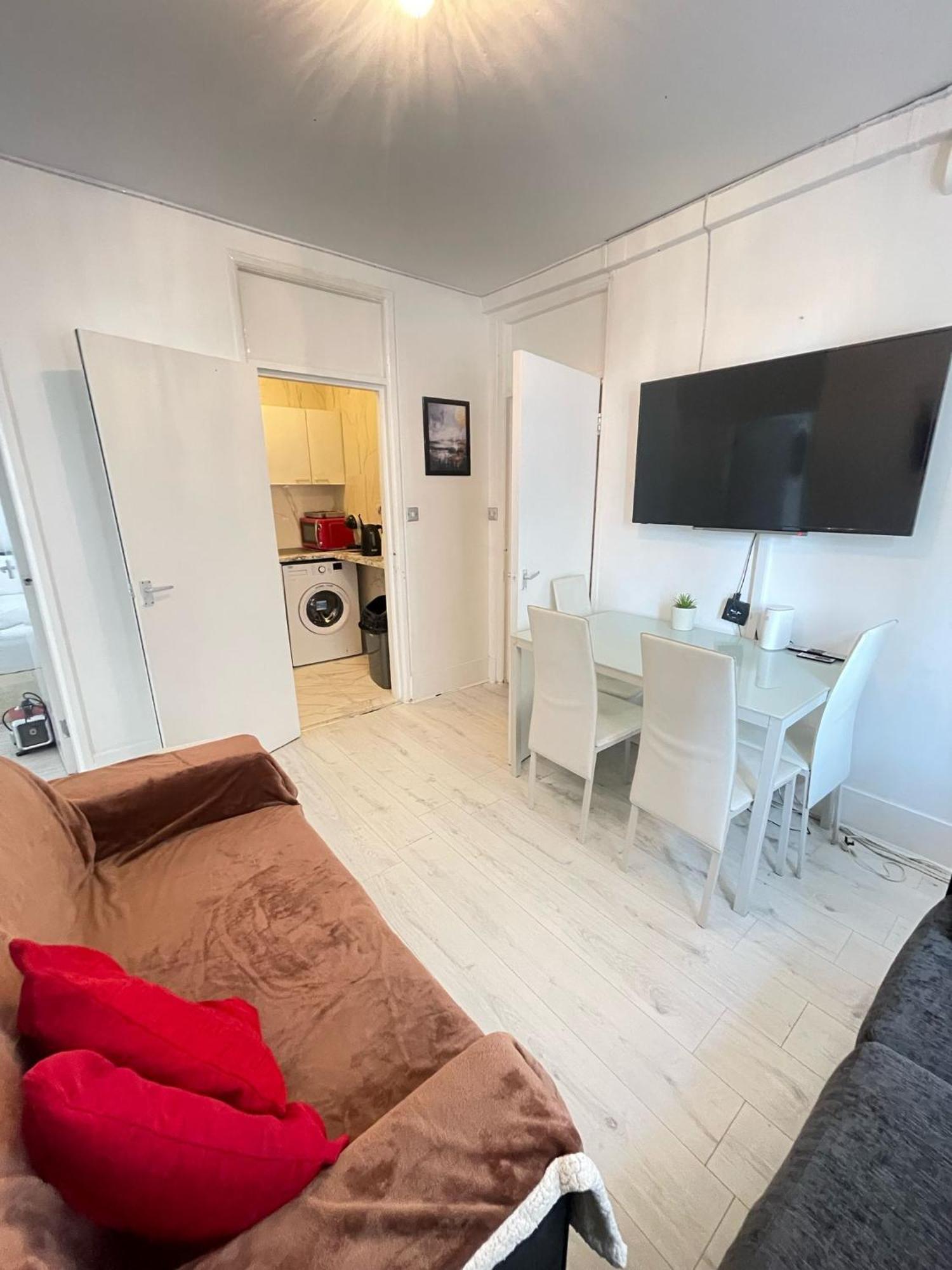 Lovely 2 Bed Flat 2 Floor Miles * Londres