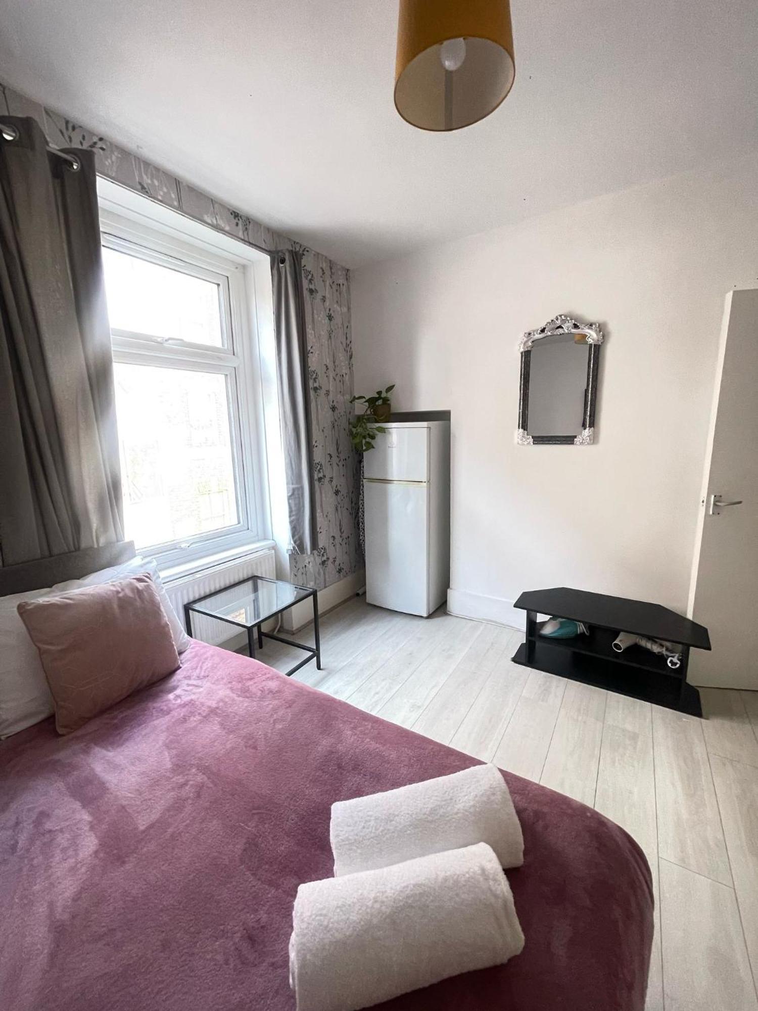 Lovely 2 Bed Flat 2 Floor Miles Apartamento Londres
