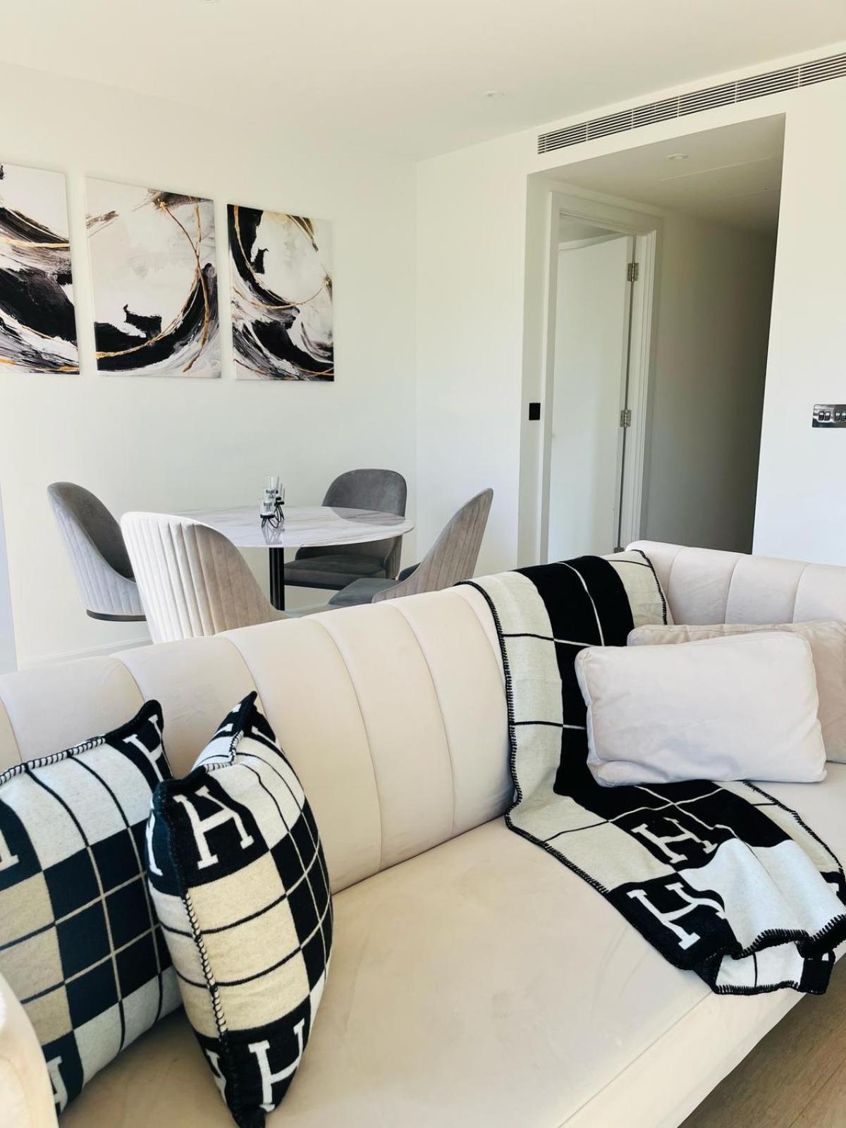 Appartement Chic Westfield Retreat - Two Bedroom Two Bathroom Luxury In White