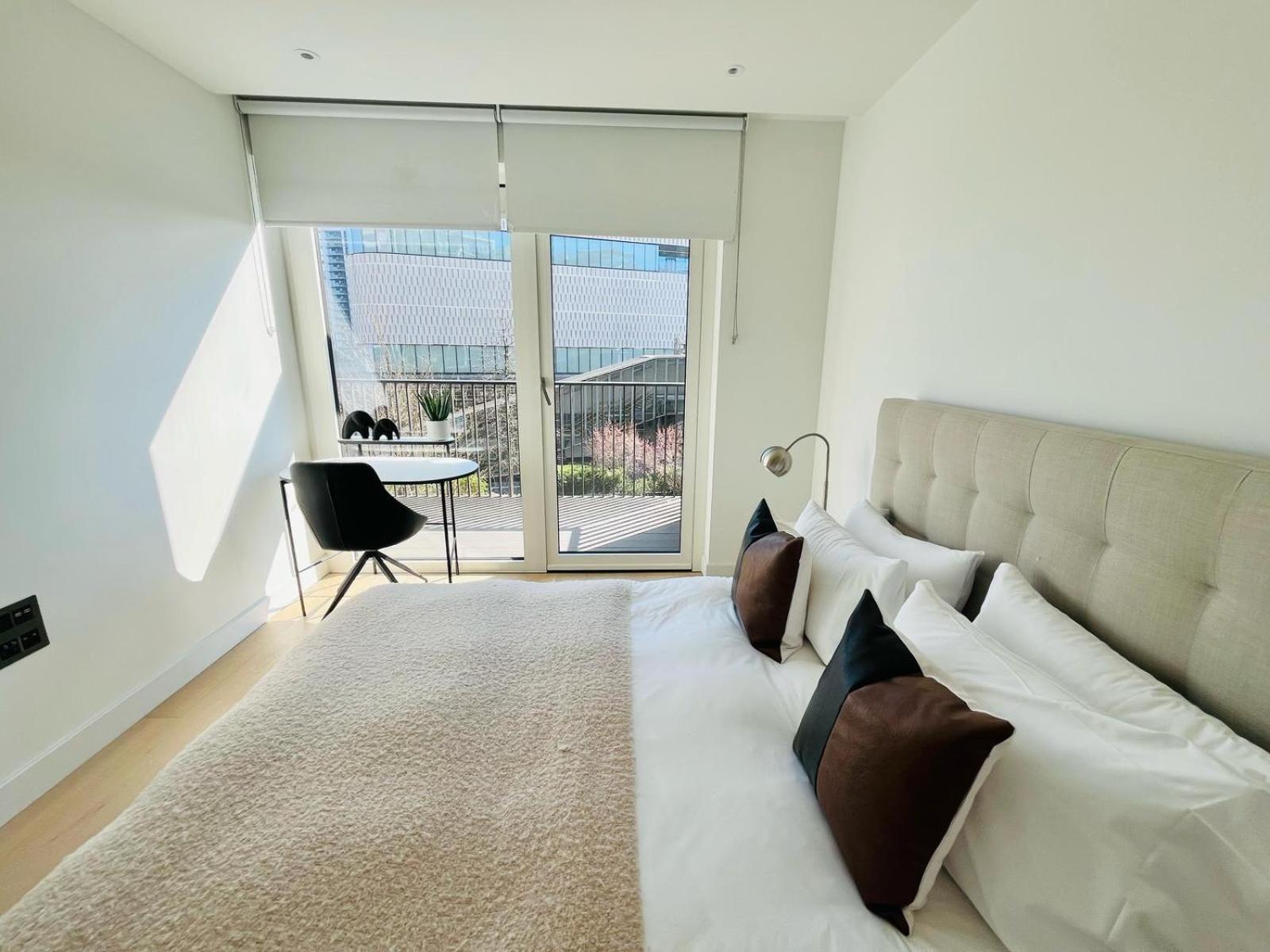 Chic Westfield Retreat - Two Bedroom Two Bathroom Luxury In White *