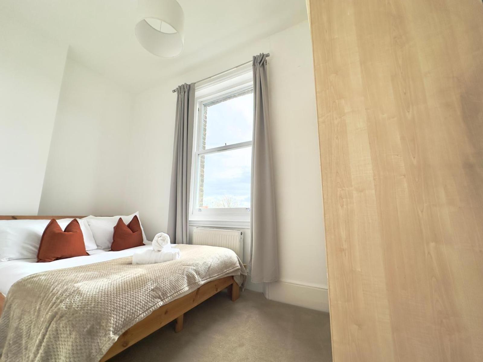 3 Bed, 2 Bath With Terrace & Local Entertainment Appartement Londres