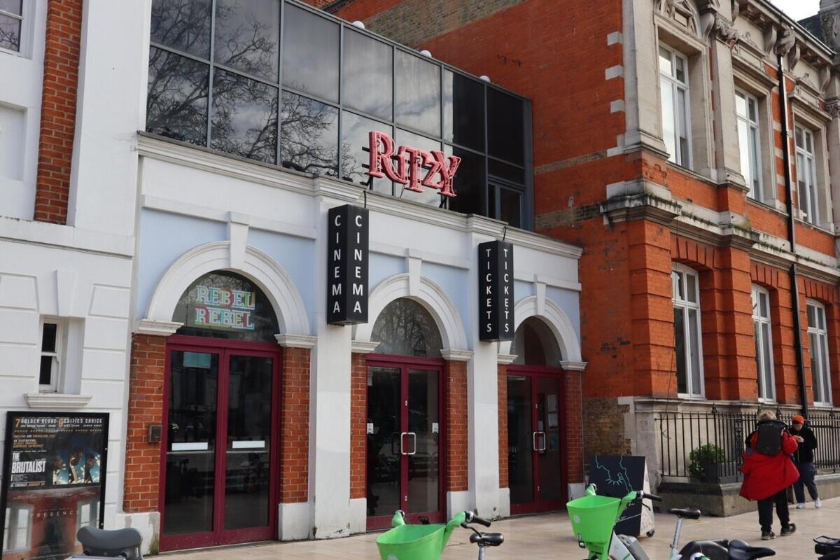 3 Bed, 2 Bath With Terrace & Local Entertainment Appartement